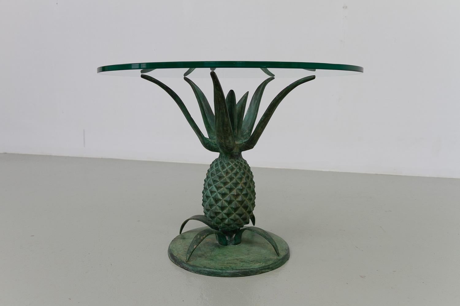 Tavolino ananas francese Hollywood Regency in ottone e vetro. 1970s.

Questo tavolino ananas in ottone patinato verde con piano in vetro rotondo è un pezzo glamour in stile Hollywood Regency degli anni Settanta. 

Un tavolino o un tavolino che