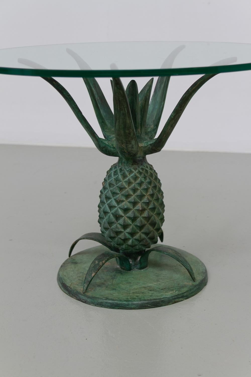 Ottone Tavolino ananas francese Hollywood Regency in ottone e vetro. 1970s. in vendita