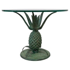 Mesa auxiliar de piña francesa Hollywood Regency de latón y cristal. 1970s.