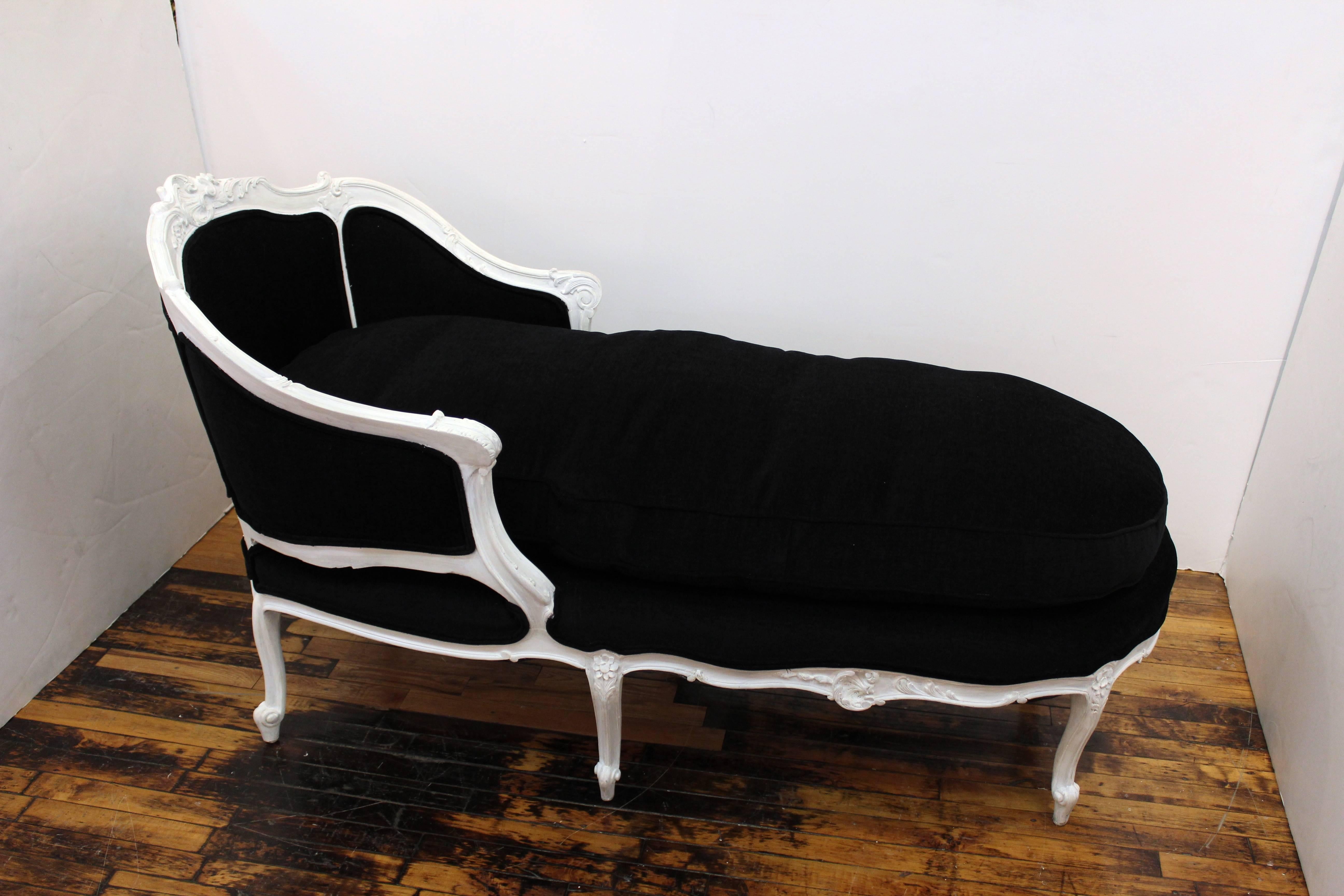 Mid-20th Century French Hollywood Regency Style Carved Beechwood Chaise Lounge