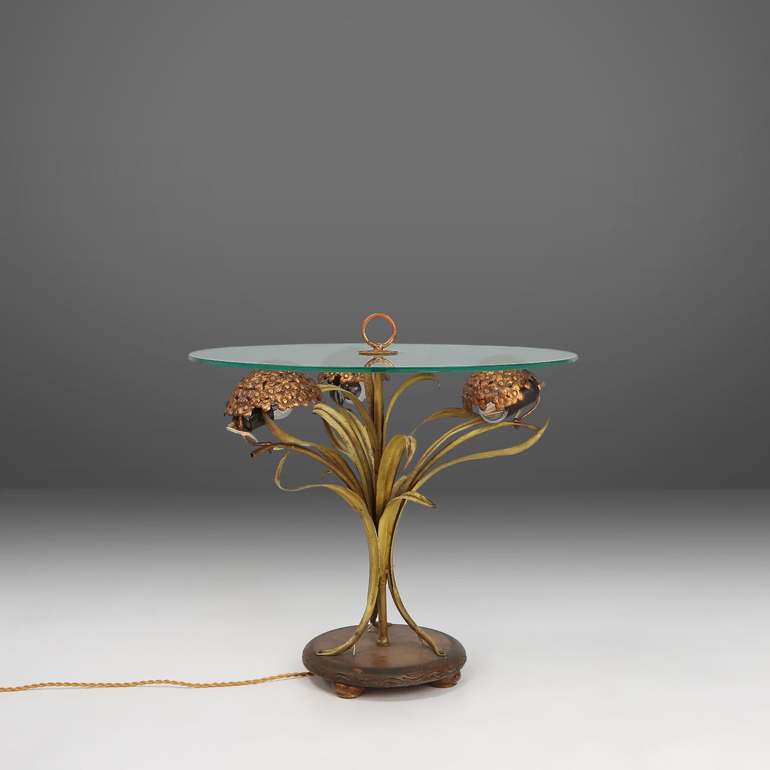 French Hollywood Regency style coffee table with lightning in brass flowers For Sale 5