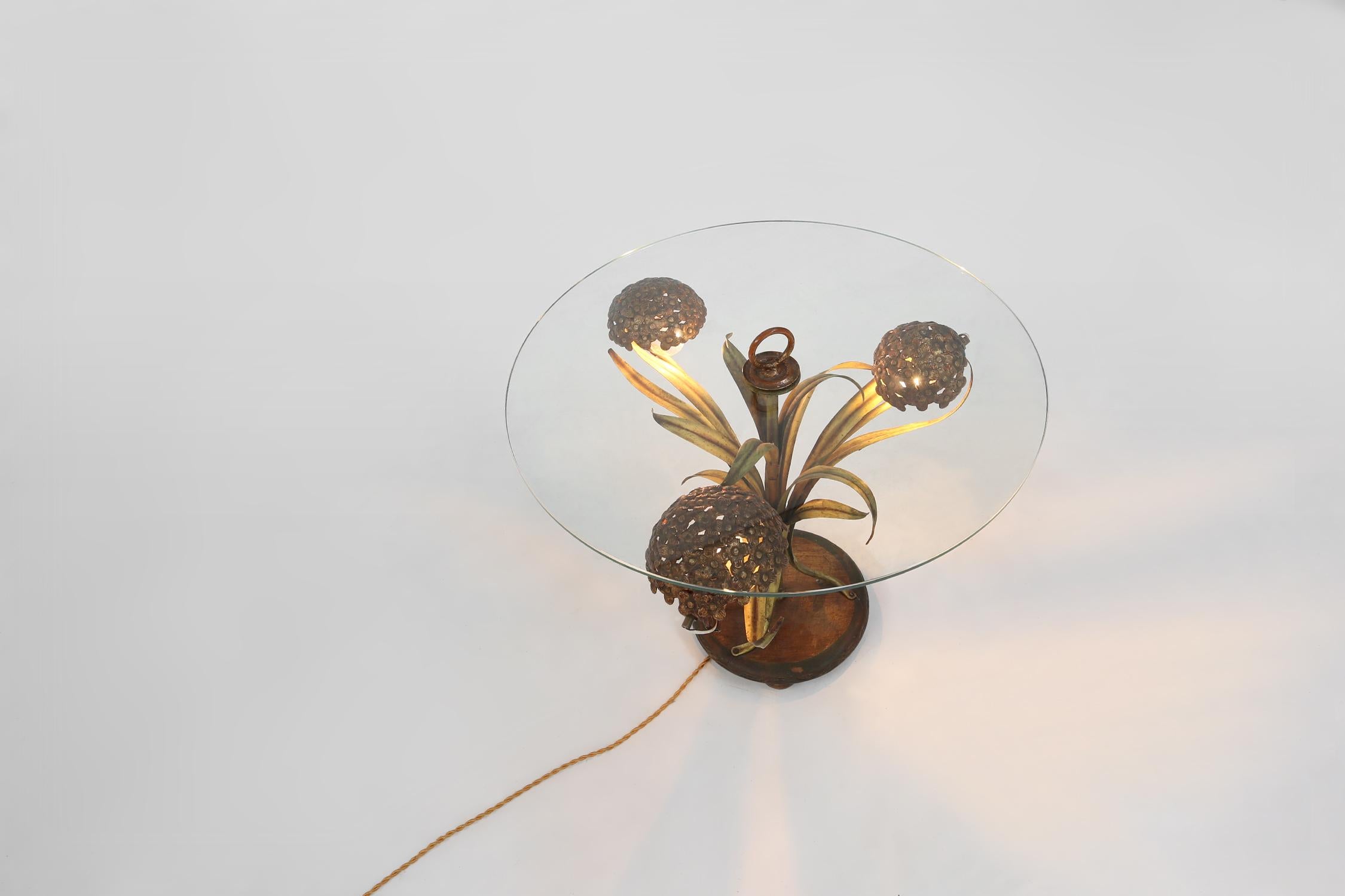 Mid-20th Century French Hollywood Regency style coffee table with lightning in brass flowers For Sale