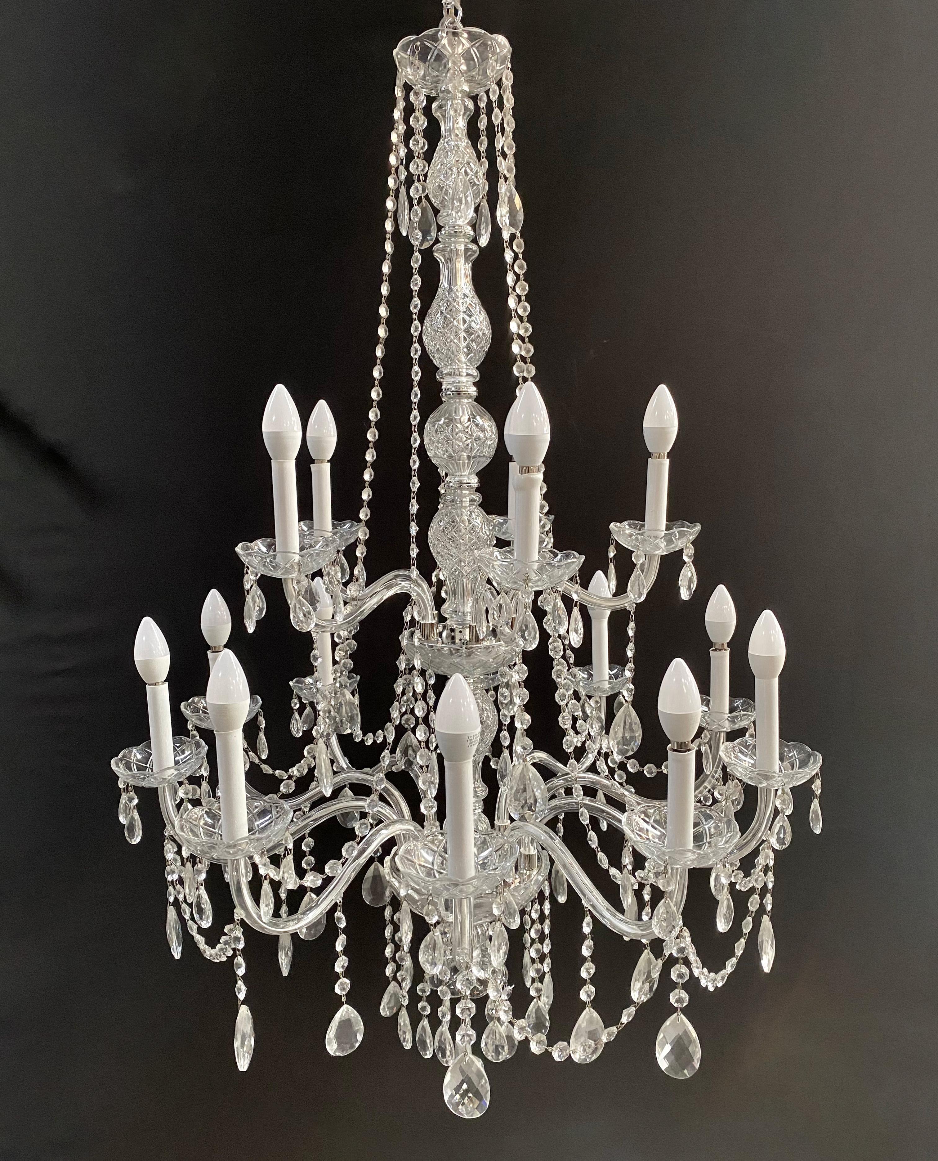 An  exquisite vintage Hollywood Regency style French crystal chandelier. Crafted with meticulous attention to detail, this opulent masterpiece exudes an aura of luxury and sophistication.

Featuring delicate glass arms, each adorned with cut glass