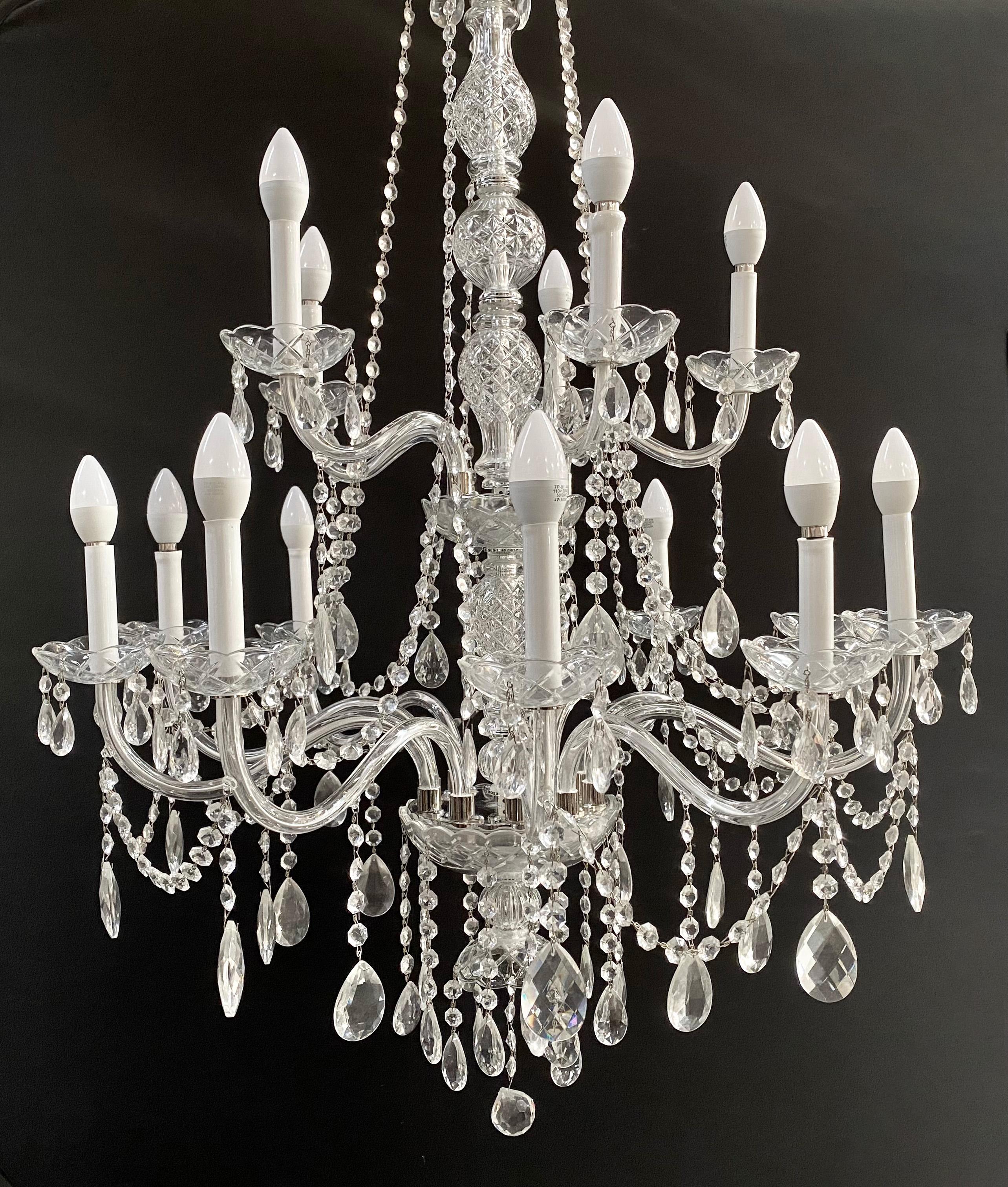 Lampadario di cristallo in stile Hollywood Regency francese, 15 bracci In condizioni buone in vendita a Plainview, NY