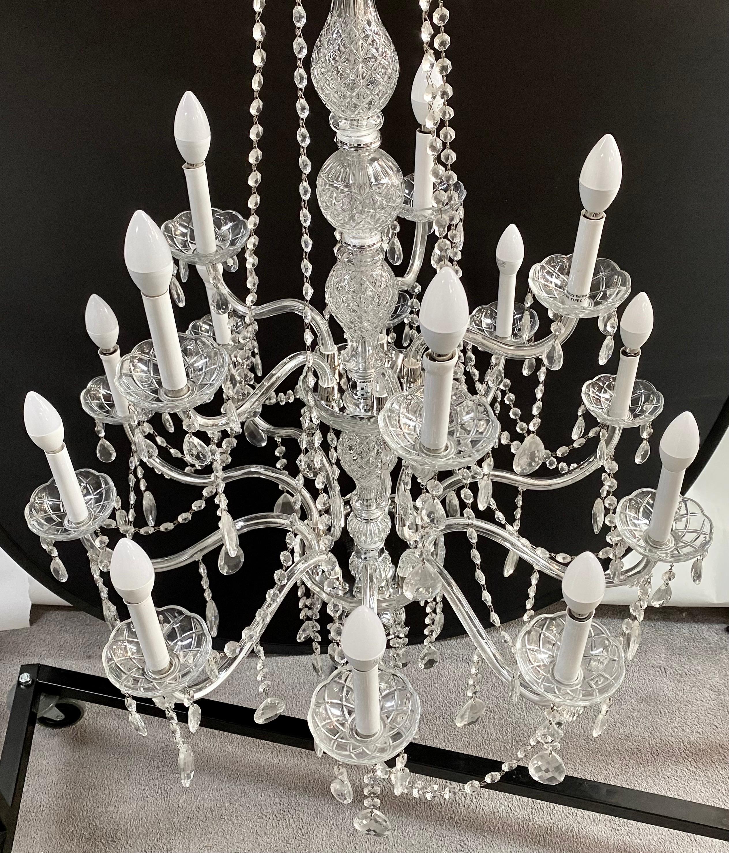 Französischer Kristall-Kronleuchter im Hollywood-Regency-Stil, 15 Arme  (20. Jahrhundert) im Angebot