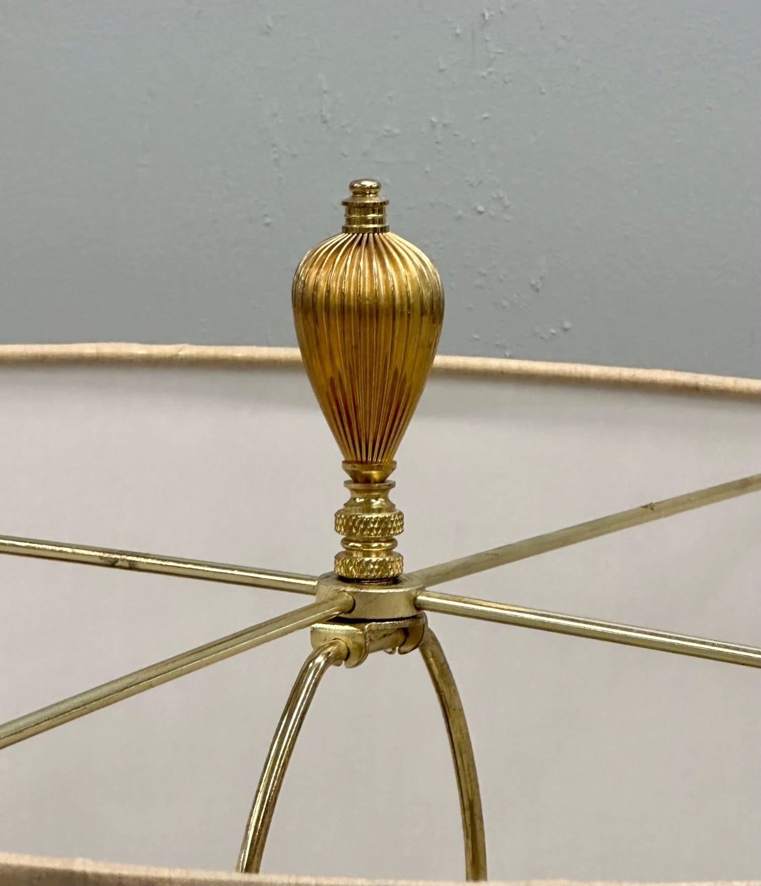 Grand lampadaire français de style Hollywood Regency en bois doré sculpté à la main en vente 4