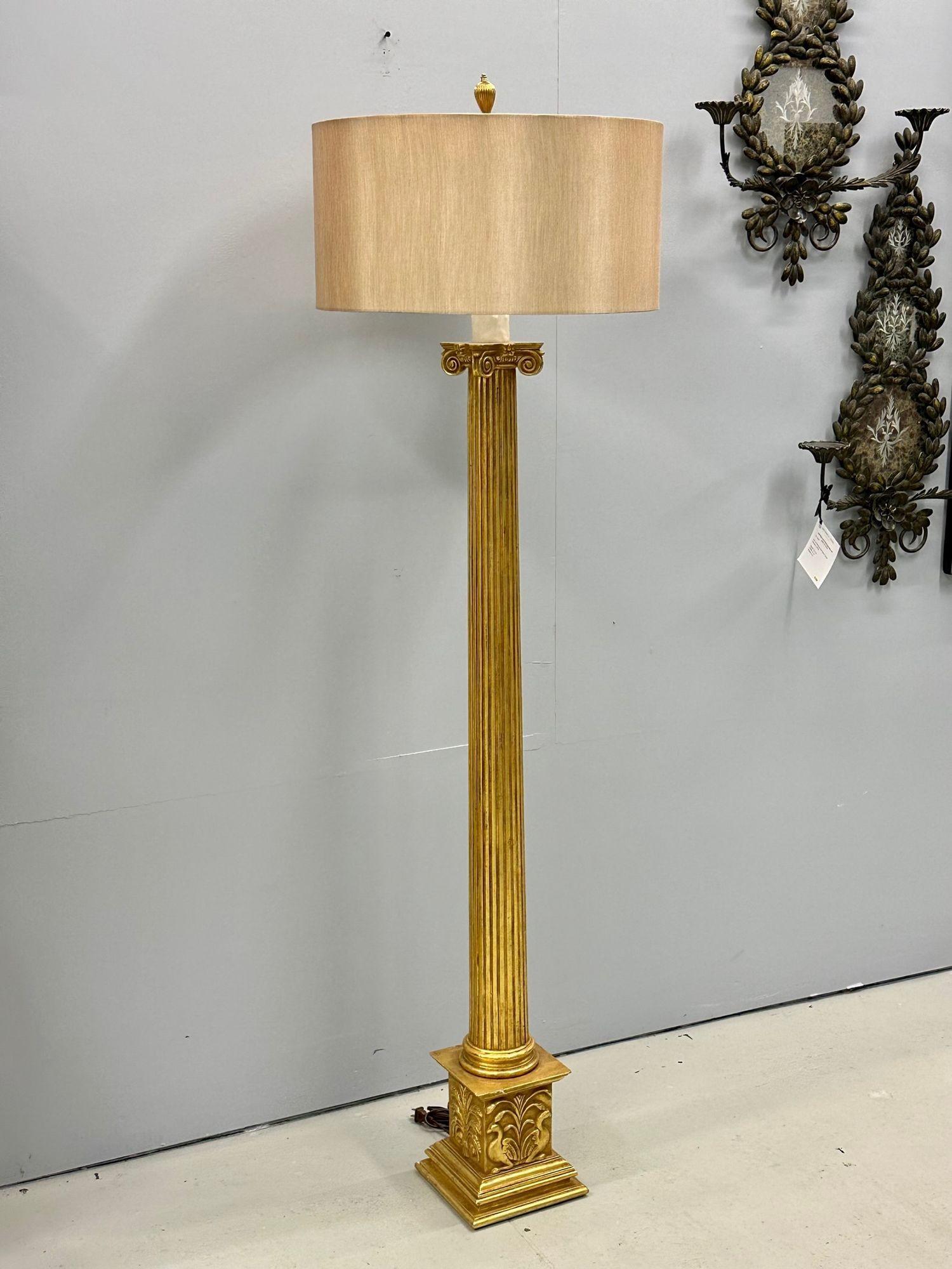 Grand lampadaire français de style Hollywood Regency en bois doré sculpté à la main
 
Lampadaire de style Louis XVI avec un corps circulaire encastré sur une base carrée sculptée à la main représentant des colombes et des fleurs. Vendu avec