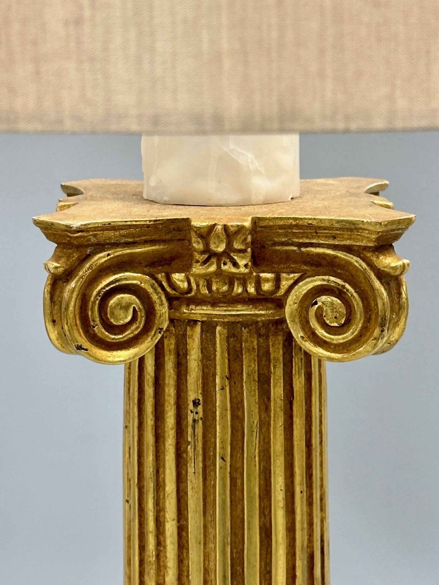 Lampada da terra grande in legno dorato in stile Hollywood Regency francese, intagliata a mano In condizioni buone in vendita a Manhasset, NY