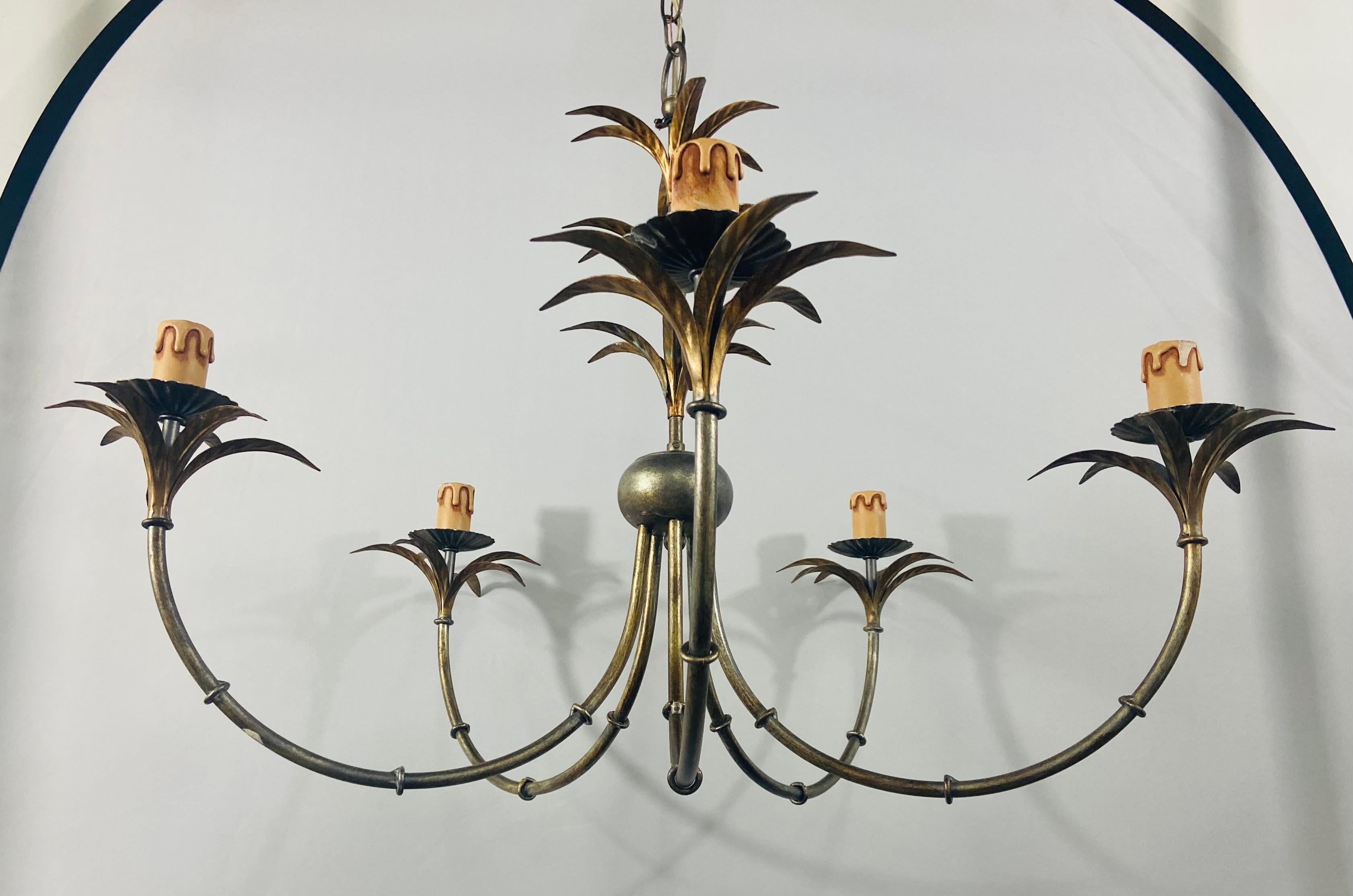 French Hollywood Regency Style Leaf Design Chandelier, 5 Arms In Good Condition In Plainview, NY