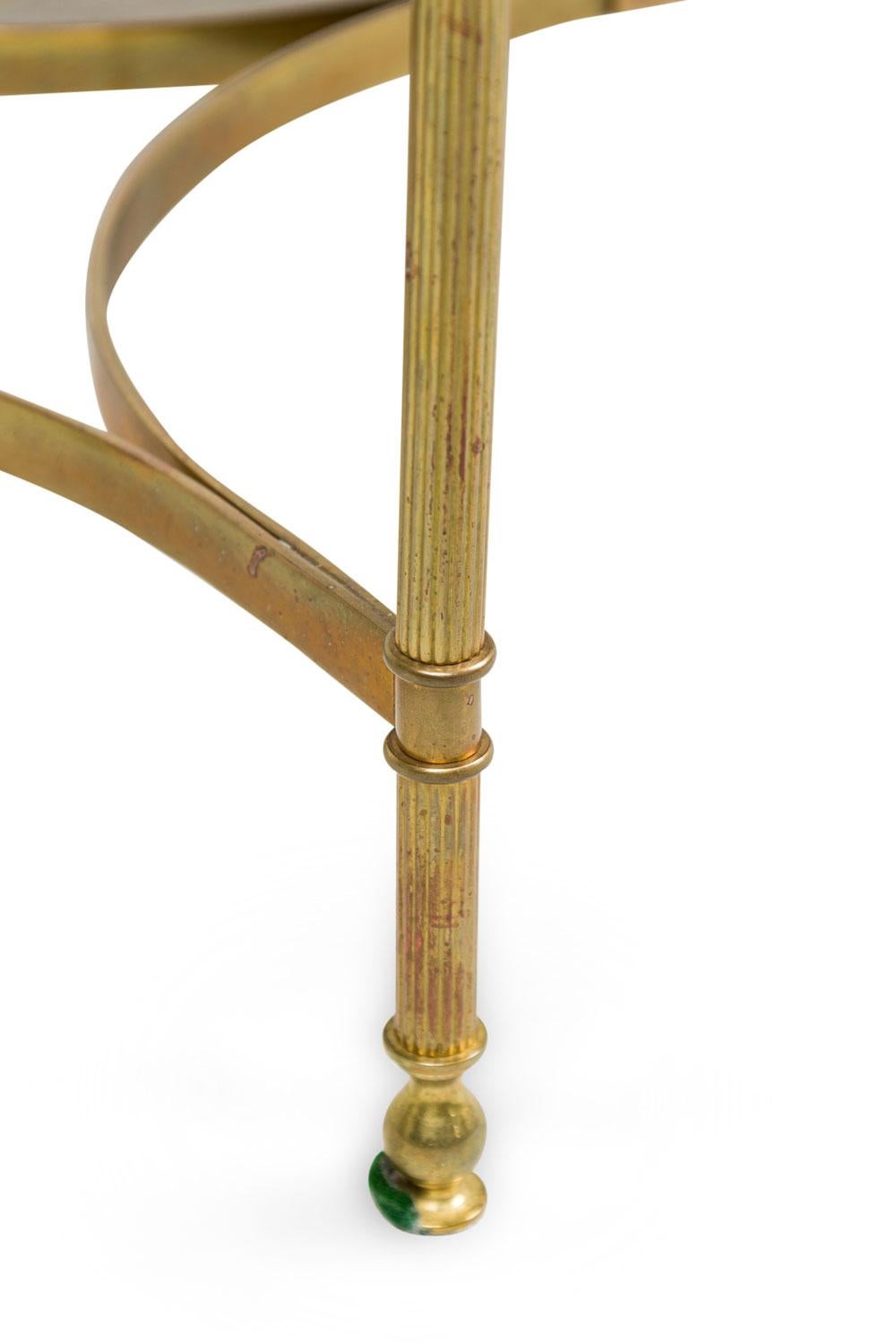 Ottone Tavolino da caffè in vetro fumé in stile Hollywood Regency francese in vendita