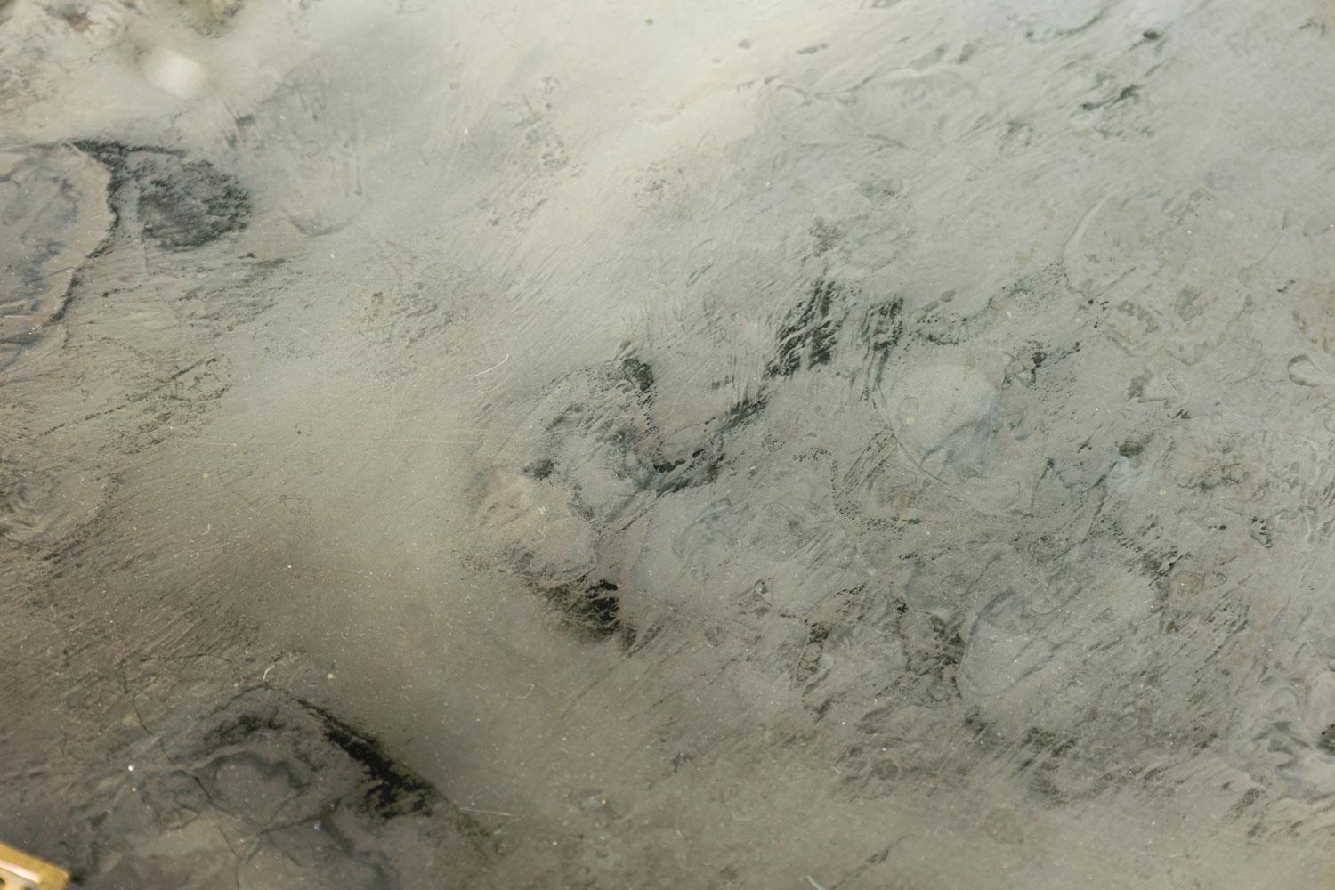 Tavolino da caffè in vetro fumé in stile Hollywood Regency francese in vendita 2