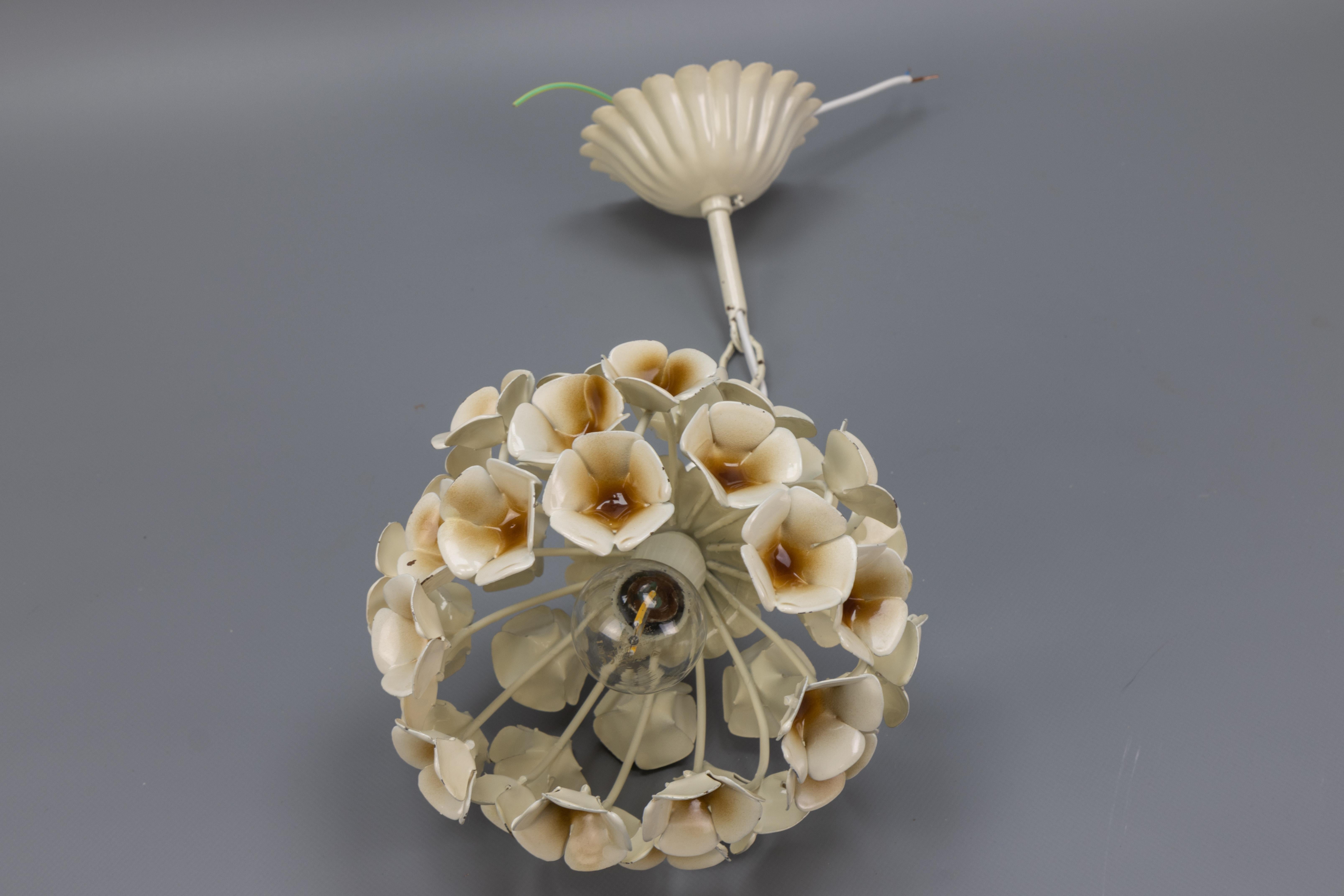 Lampada a sospensione in metallo a fiore bianco in stile Hollywood Regency francese, anni '60 in vendita 3