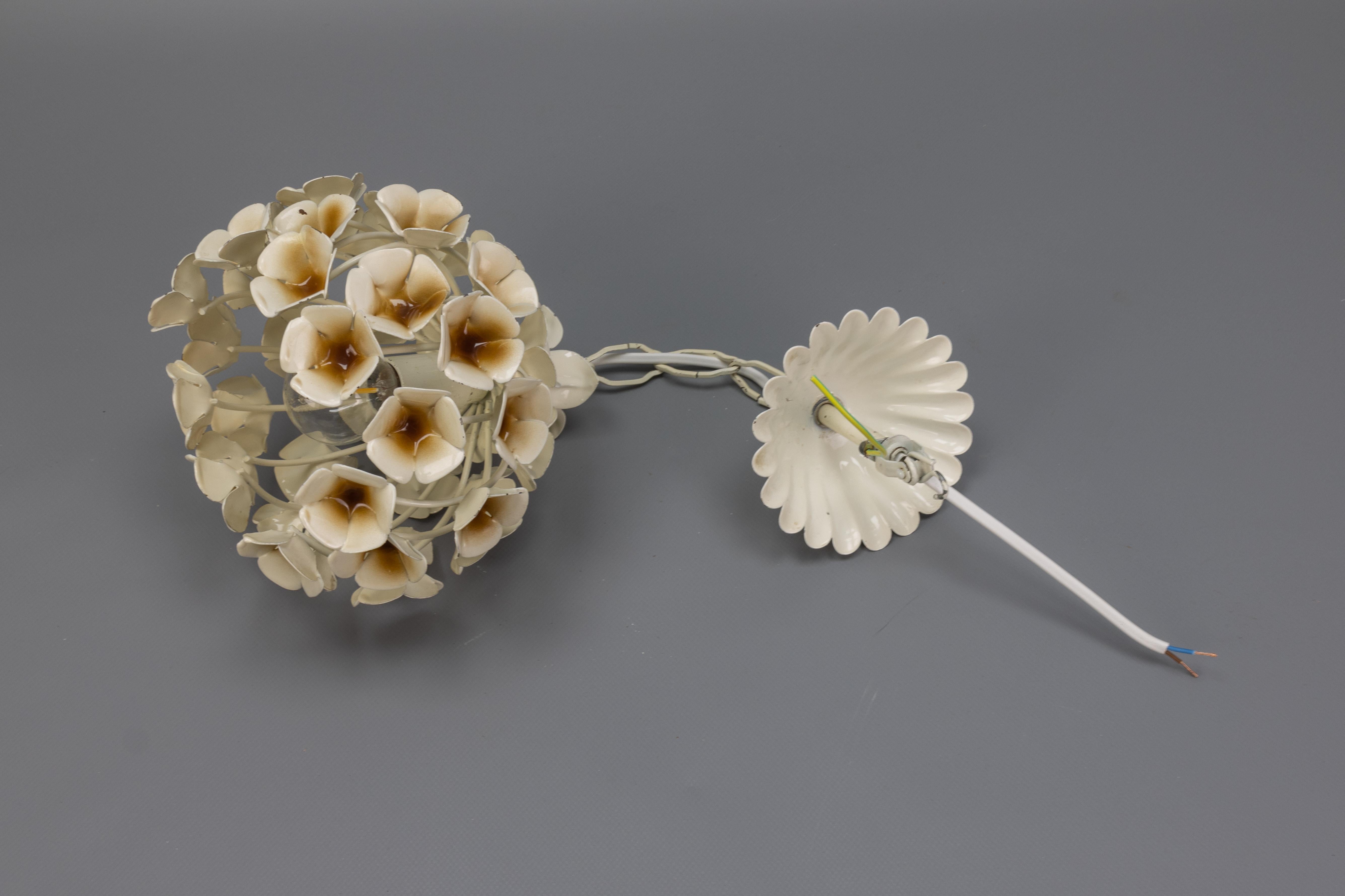 Lampada a sospensione in metallo a fiore bianco in stile Hollywood Regency francese, anni '60 in vendita 4