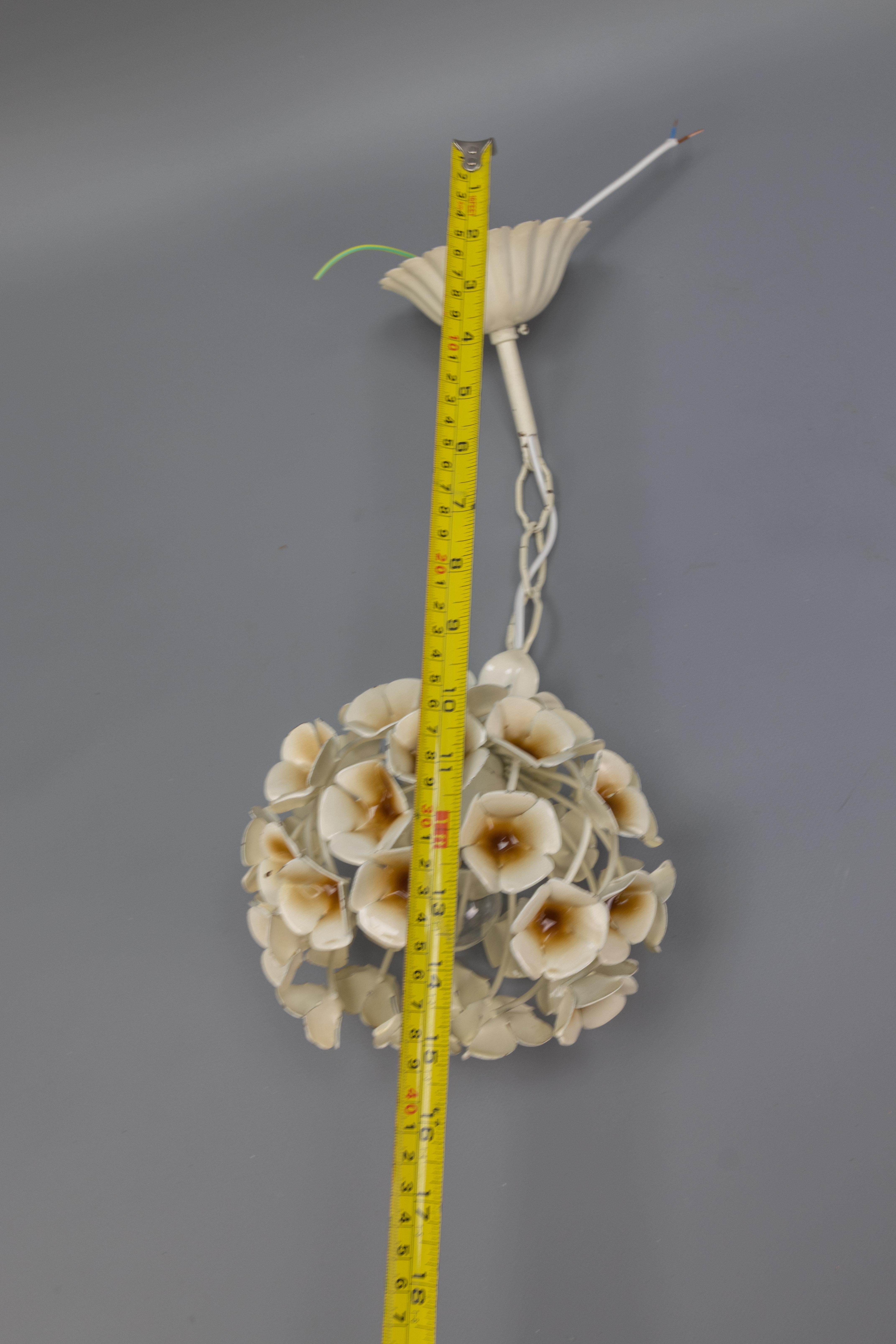 Lampada a sospensione in metallo a fiore bianco in stile Hollywood Regency francese, anni '60 in vendita 6