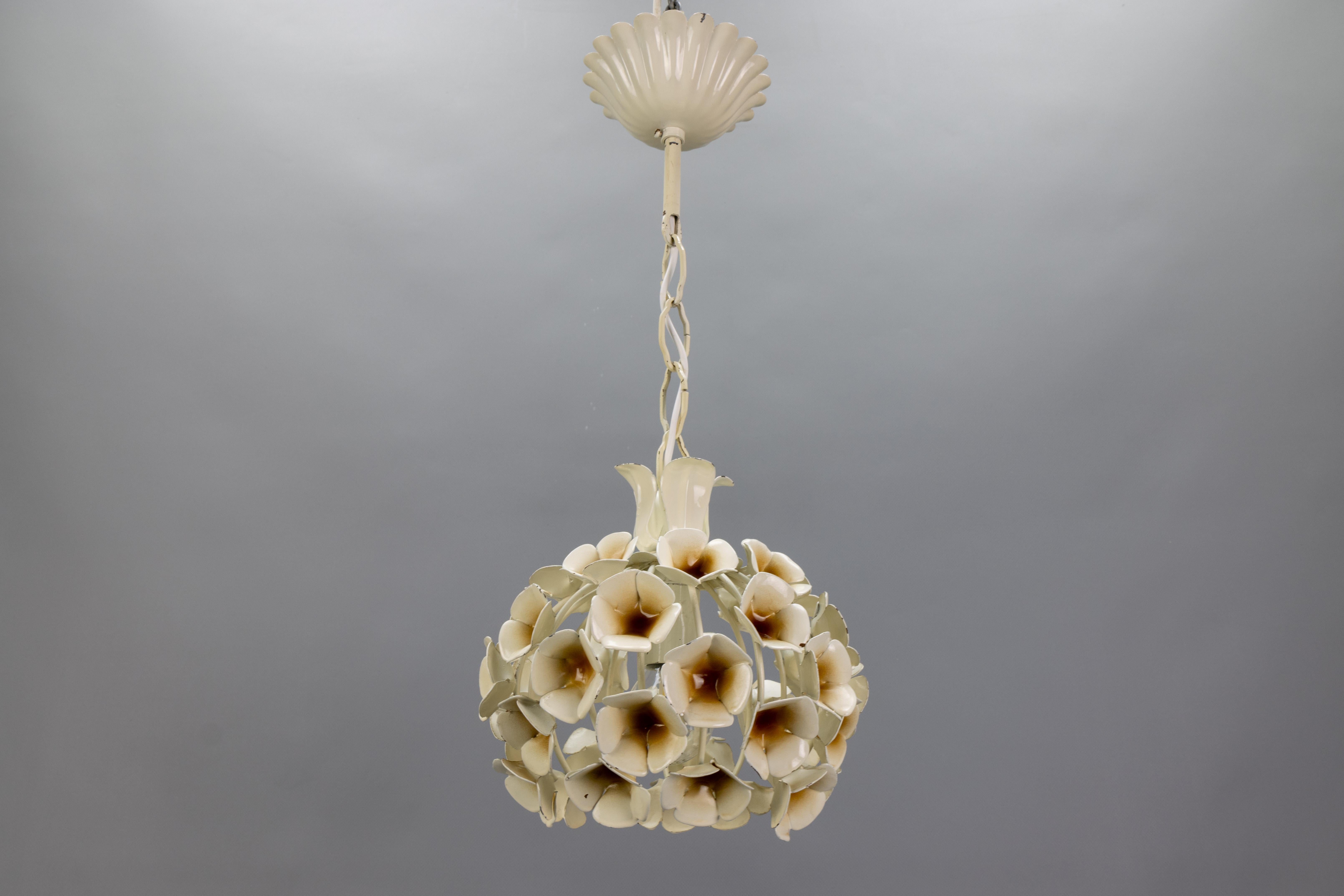 Lampada a sospensione in metallo a fiore bianco in stile Hollywood Regency francese, anni '60 in vendita 7