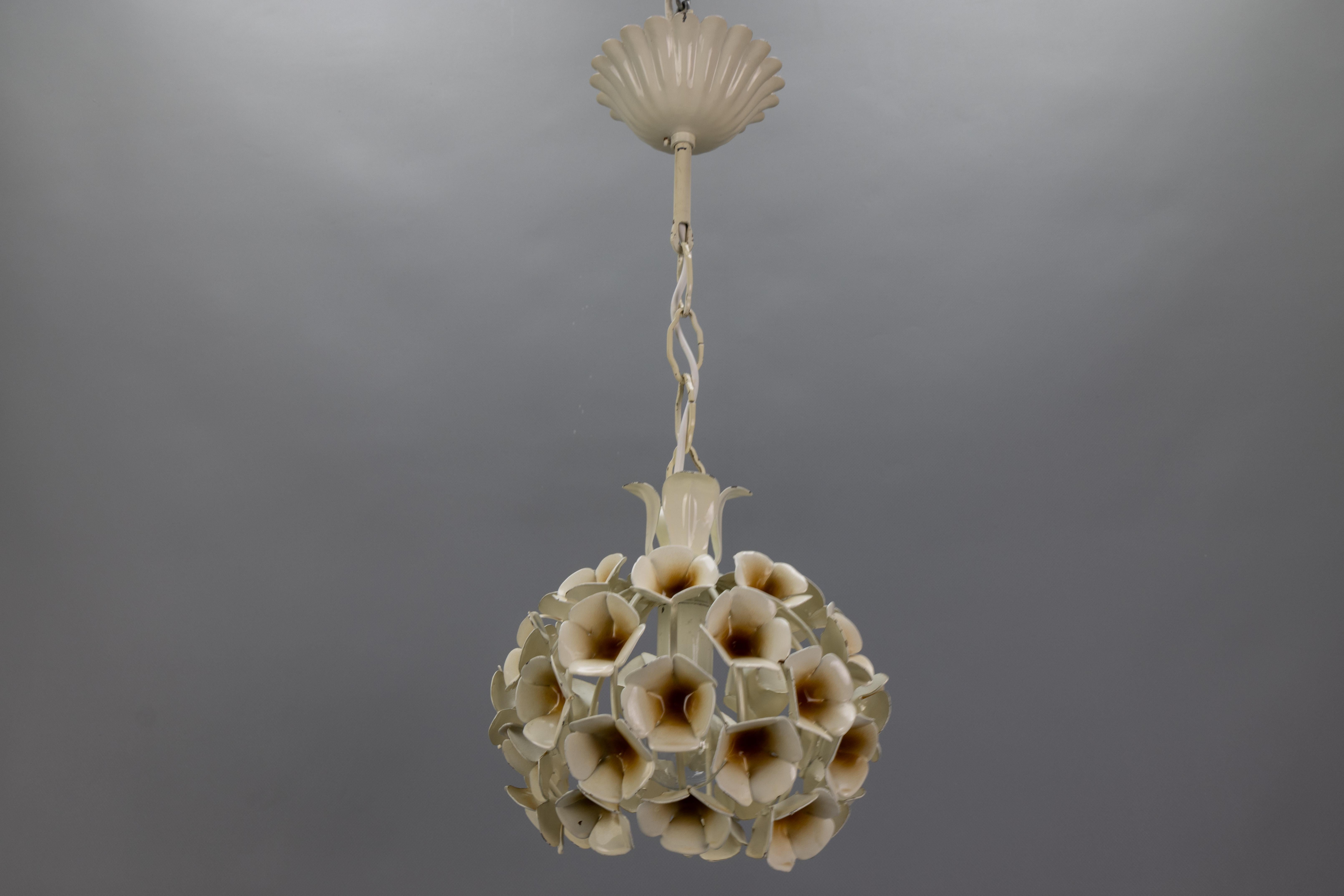 Francese Lampada a sospensione in metallo a fiore bianco in stile Hollywood Regency francese, anni '60 in vendita
