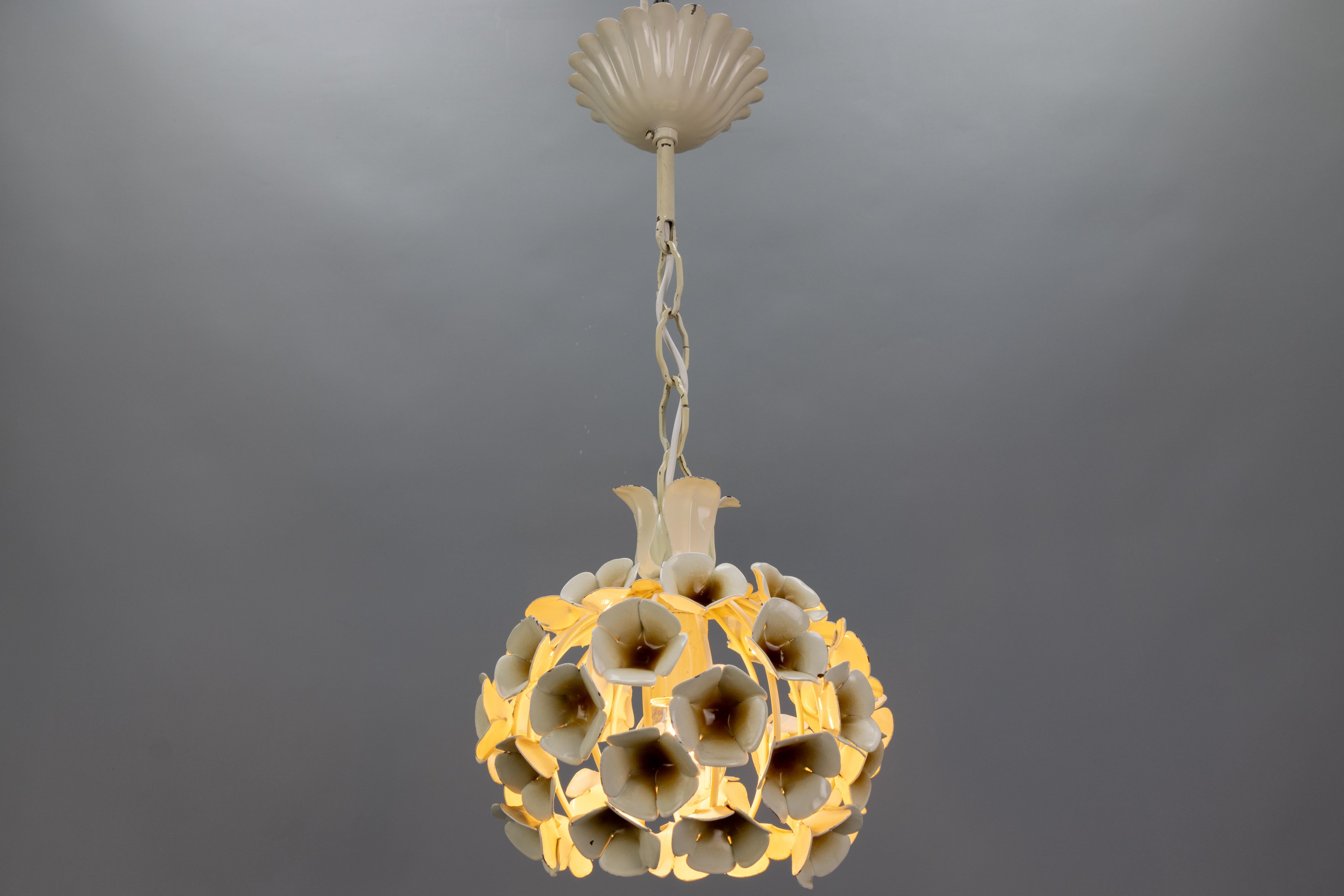 Smaltato Lampada a sospensione in metallo a fiore bianco in stile Hollywood Regency francese, anni '60 in vendita