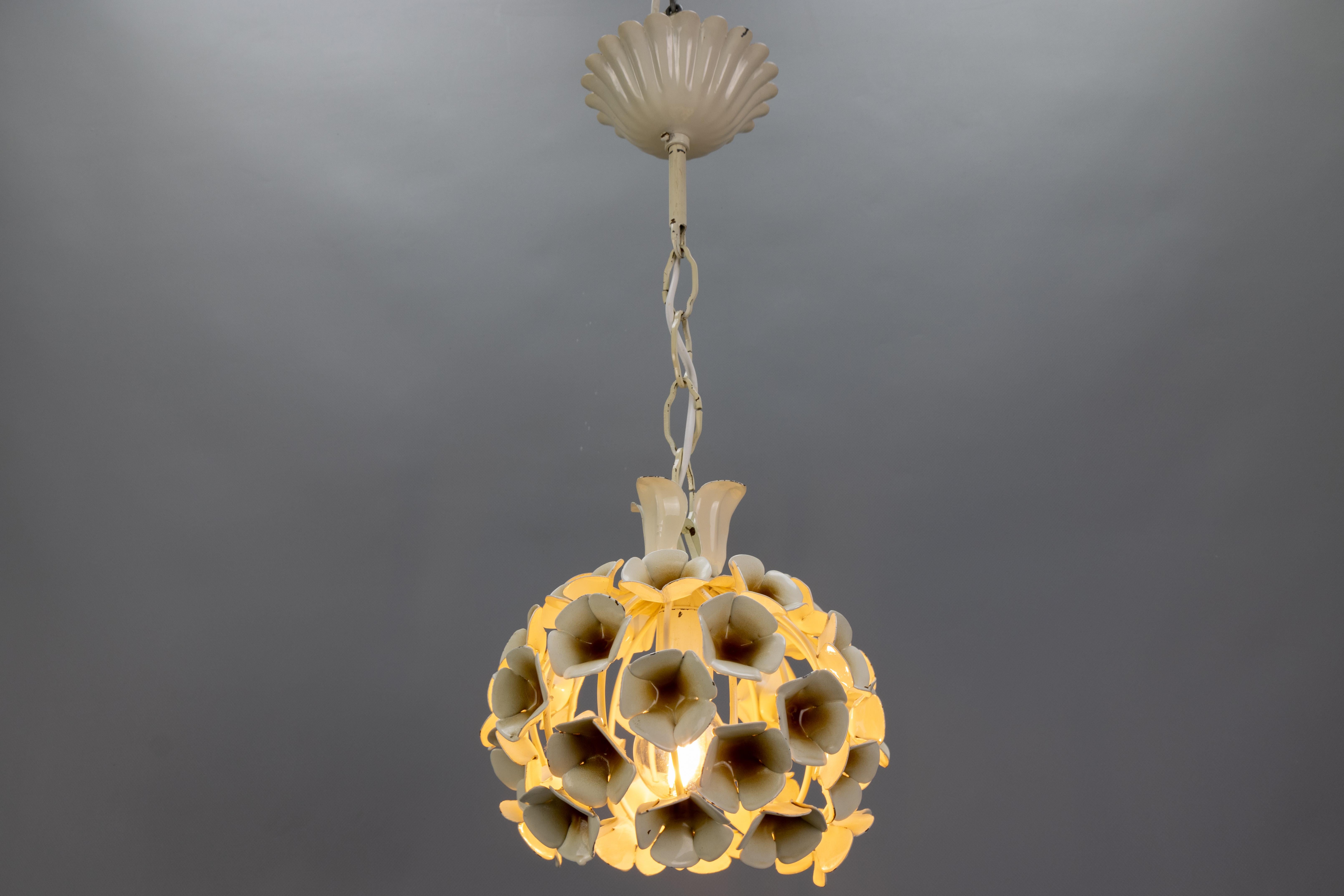 Lampada a sospensione in metallo a fiore bianco in stile Hollywood Regency francese, anni '60 In condizioni buone in vendita a Barntrup, DE