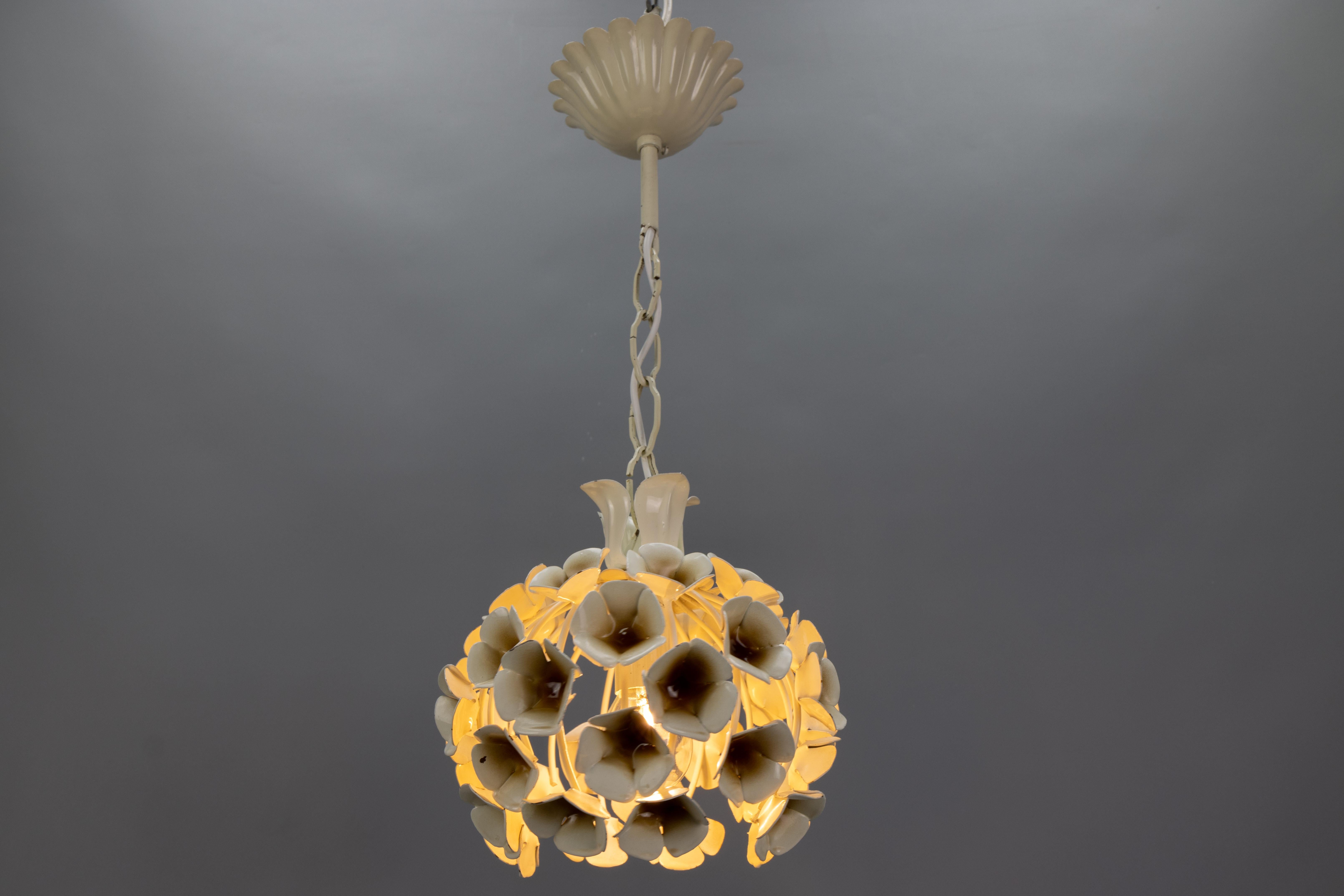 Metà XX secolo Lampada a sospensione in metallo a fiore bianco in stile Hollywood Regency francese, anni '60 in vendita