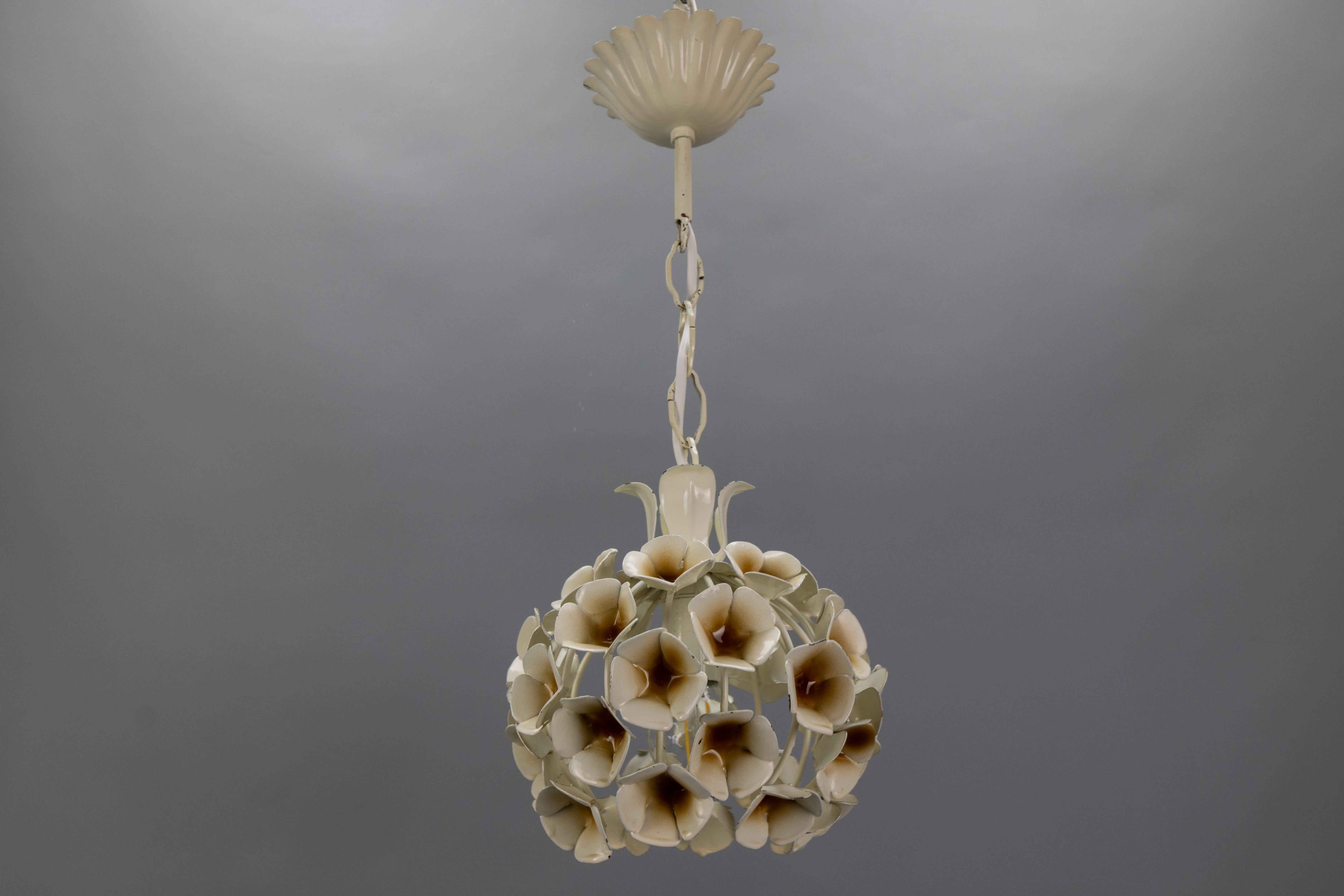 Lampada a sospensione in metallo a fiore bianco in stile Hollywood Regency francese, anni '60 in vendita 2