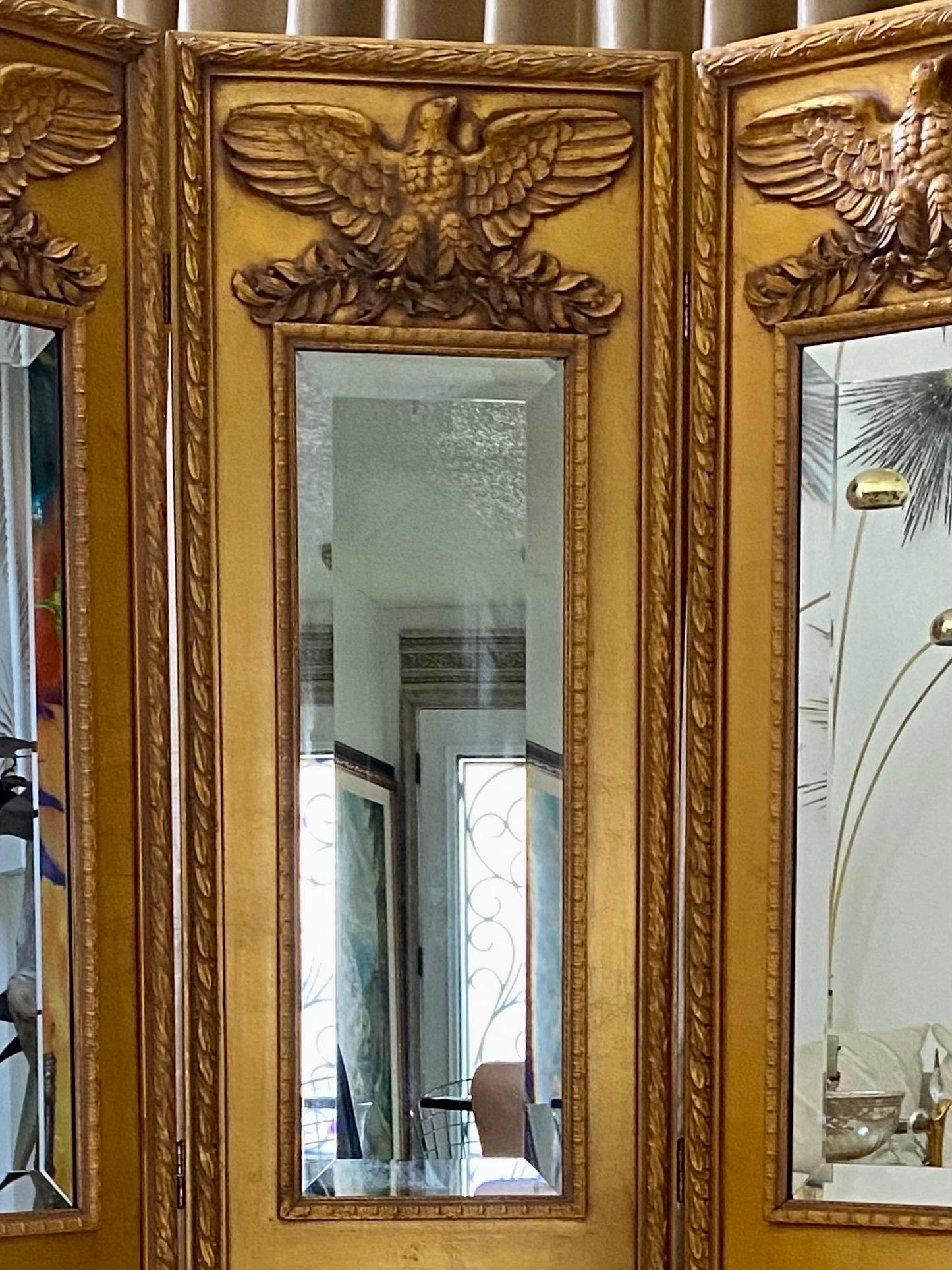 Miroir Paravent ou séparateur de pièce en bois doré à trois panneaux de style Régence hollywoodienne française  en vente