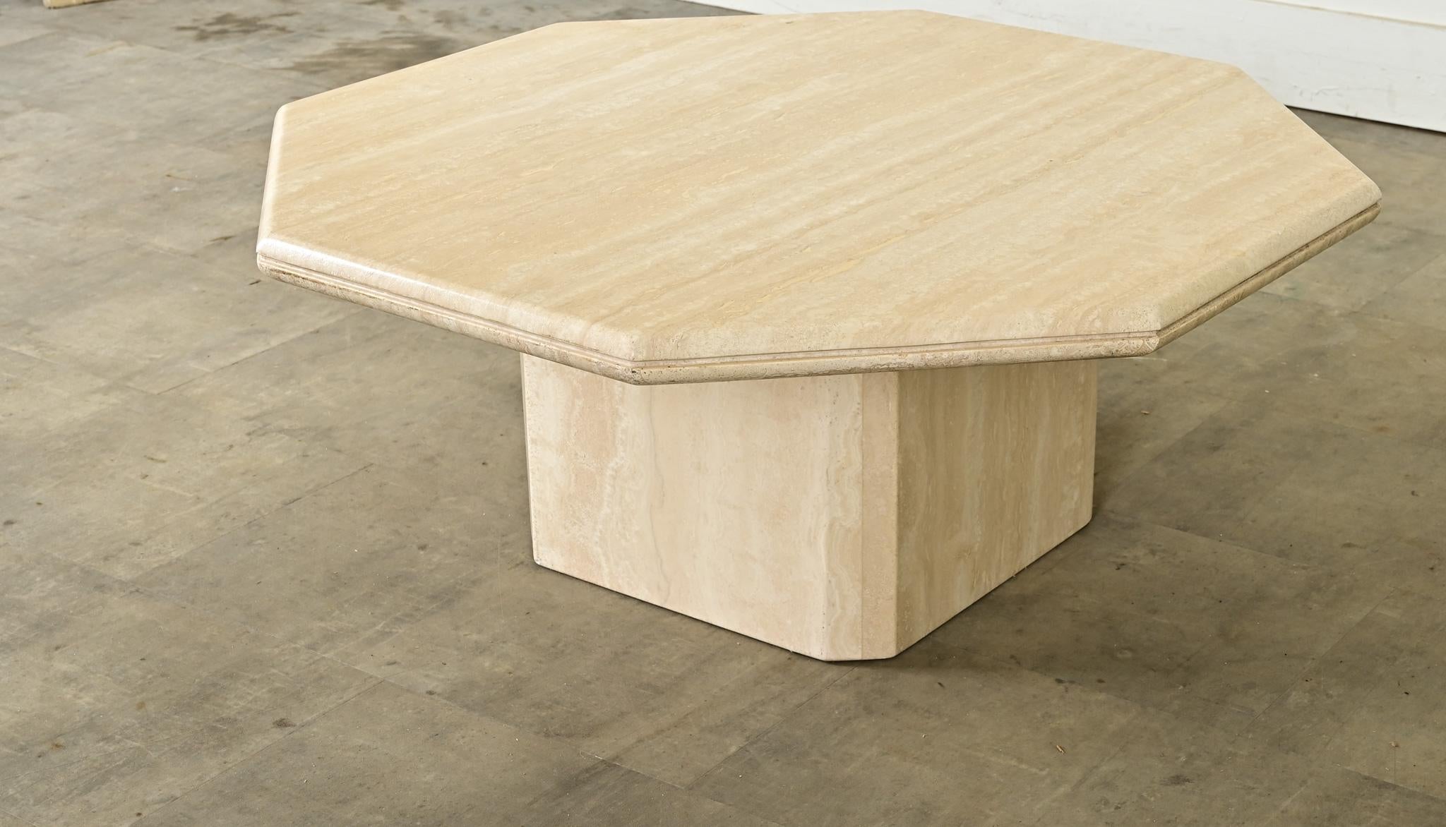 Cette élégante table basse en travertin français des années 1970 présente un aspect épuré et moderne, tout en étant chaleureux et accessible pour tous vos événements. La pierre beige lisse est une dalle, montrant les stries caractéristiques des