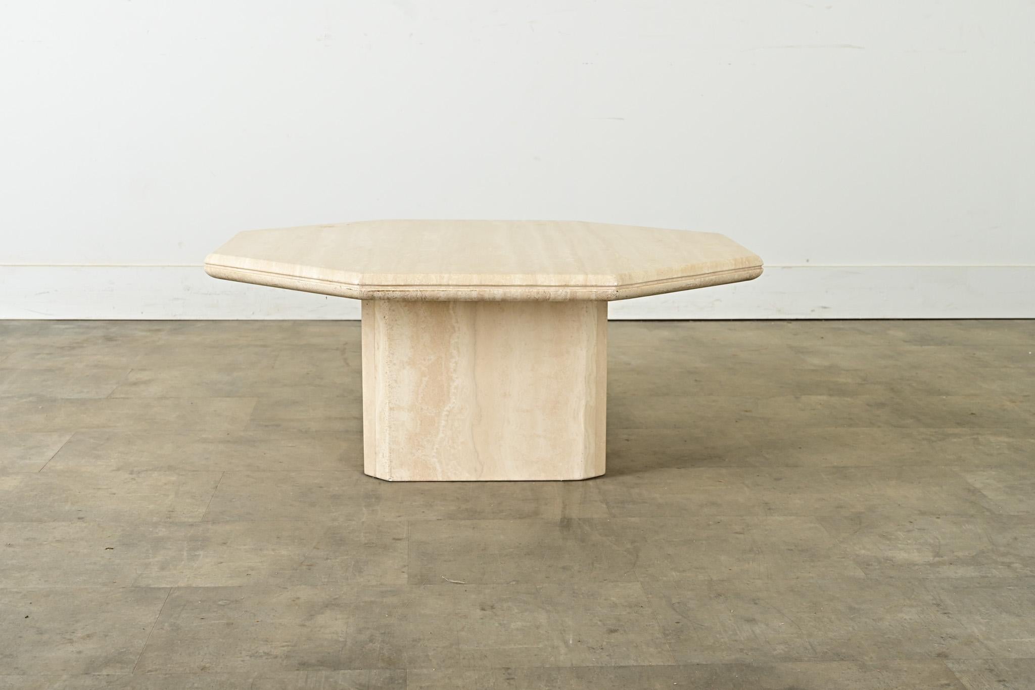 Français Table basse française Hollywood Regency en travertin en vente