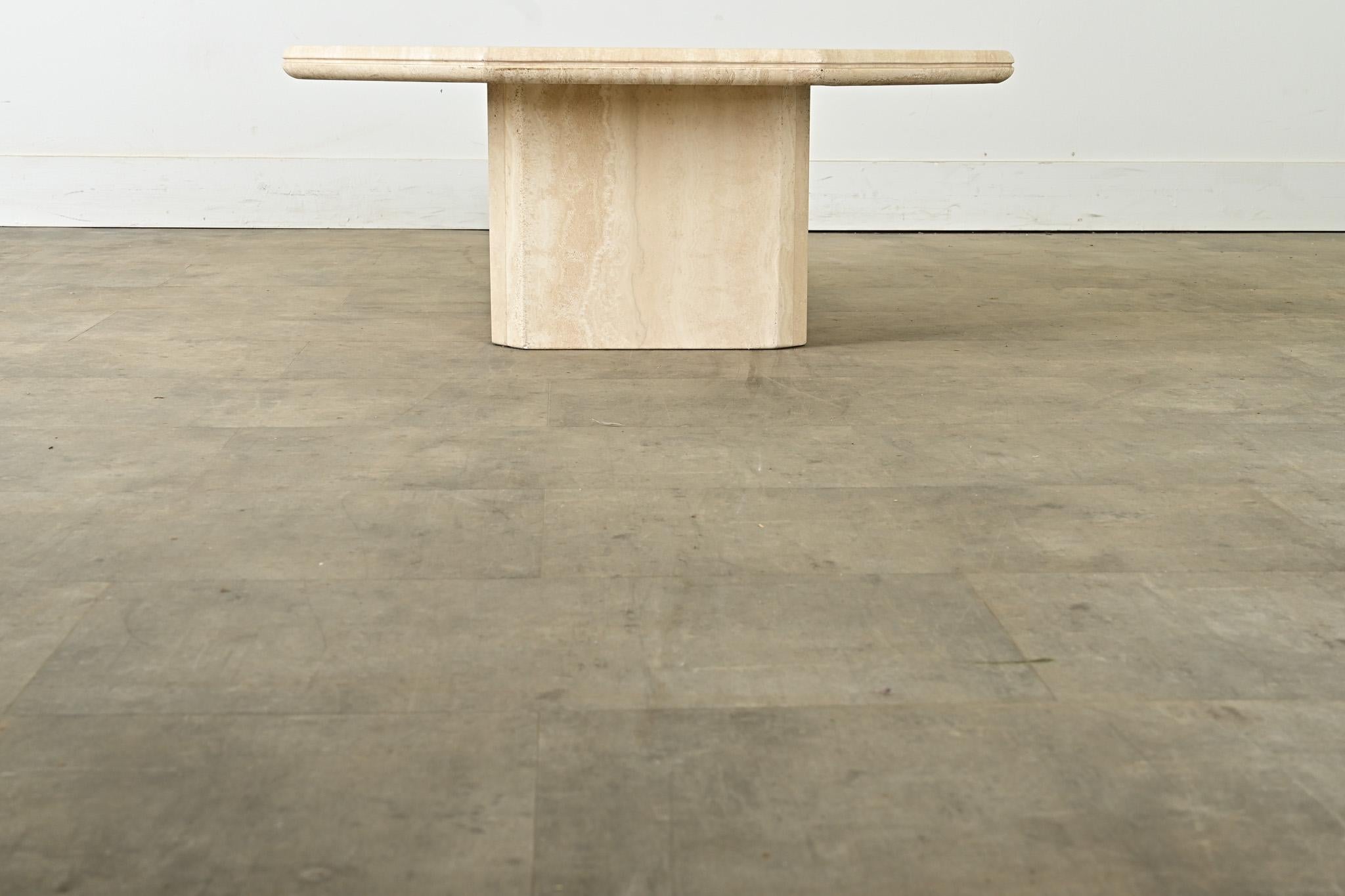 Sculpté Table basse française Hollywood Regency en travertin en vente