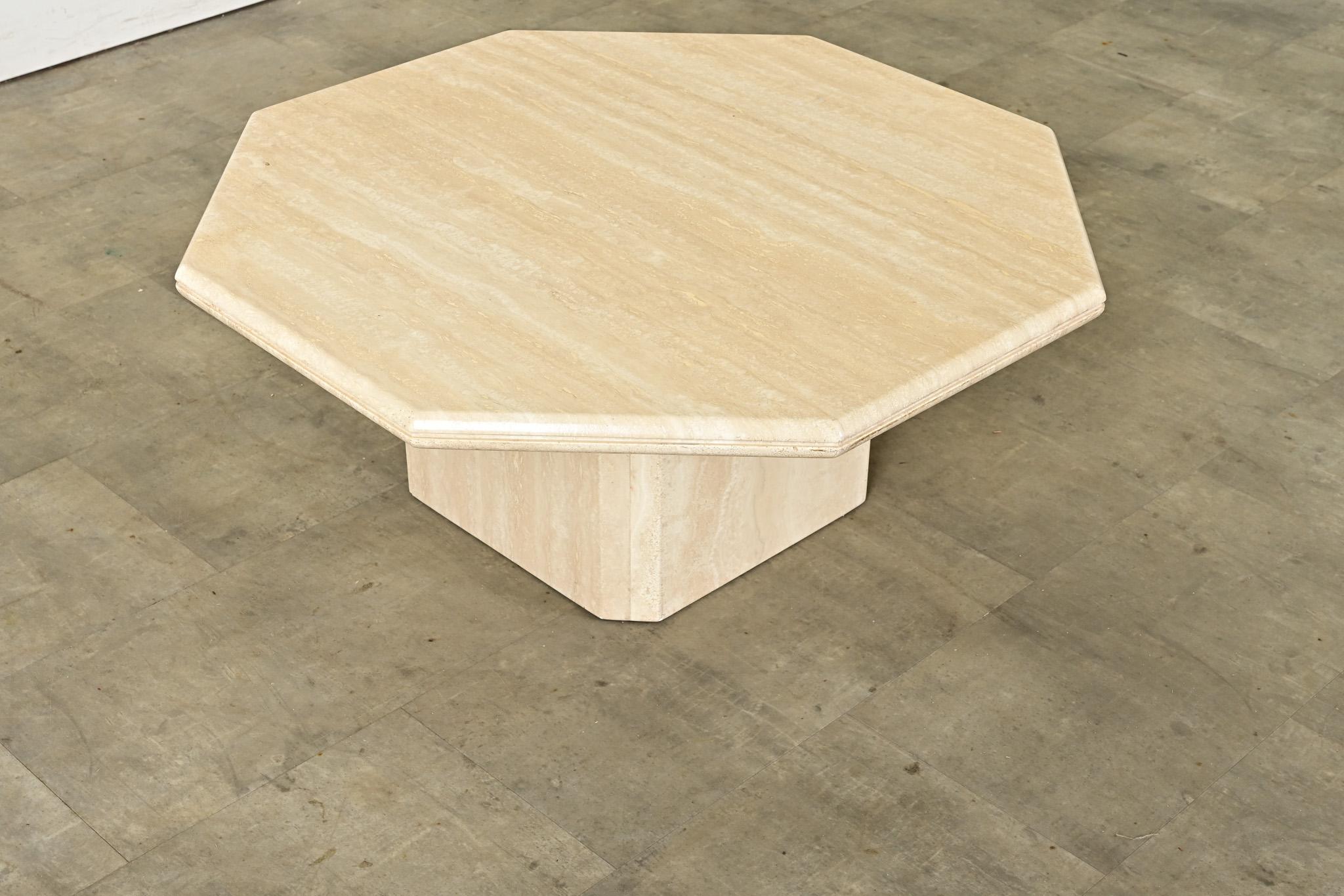 Travertin Table basse française Hollywood Regency en travertin en vente