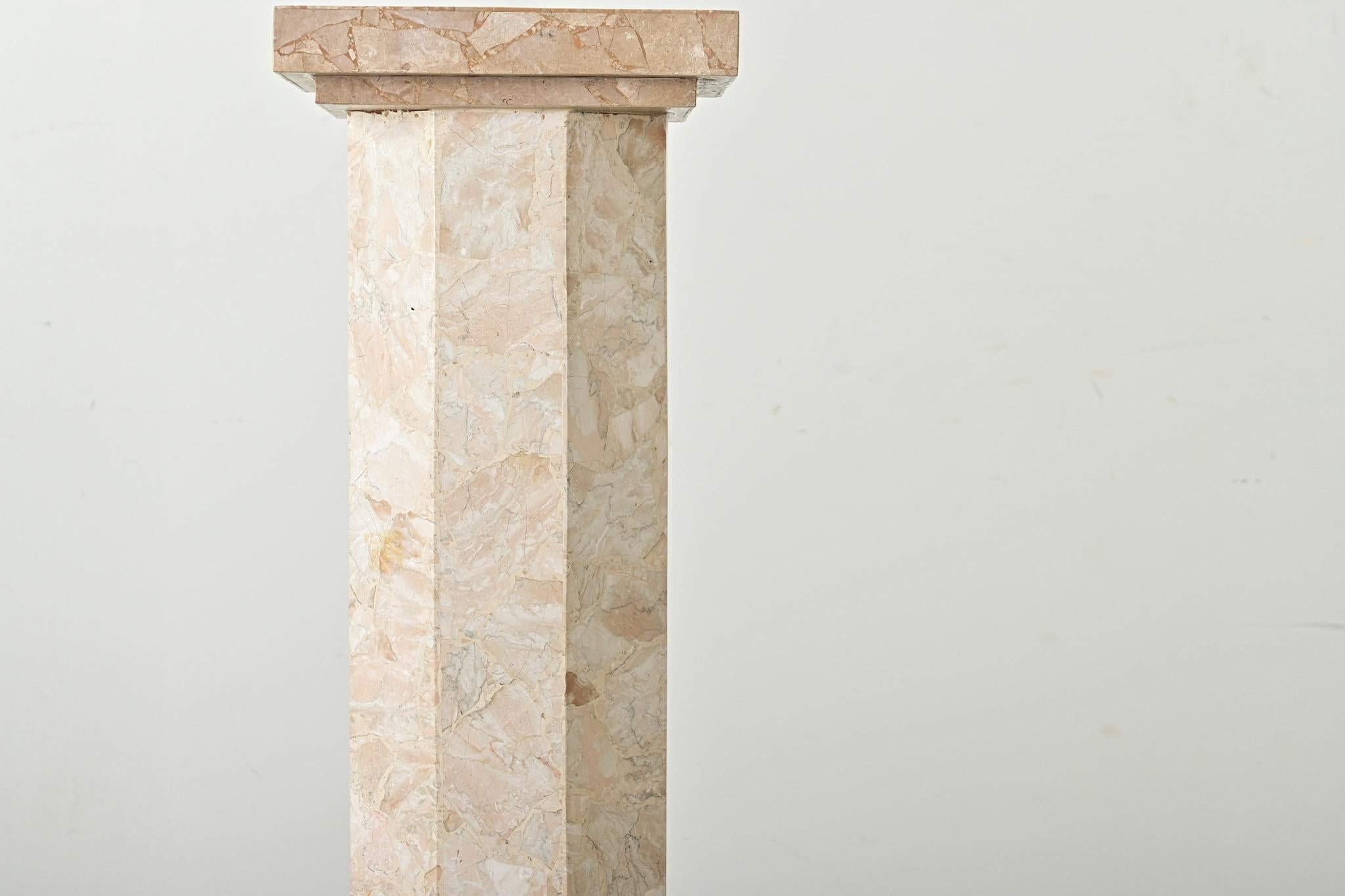 Französische Hollywood-Regency-Säule aus Travertin im Angebot 5