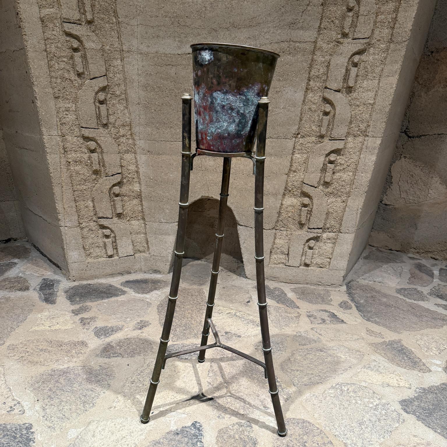 Para tu consideración, una jardinera vintage. Soporte trípode de latón con cubo de latón a juego. Sin marcar. Periodo de la Regencia de Hollywood. Las patas del soporte de latón son de imitación de bambú.

Dimensiones: 35,25 H x 15 de distancia