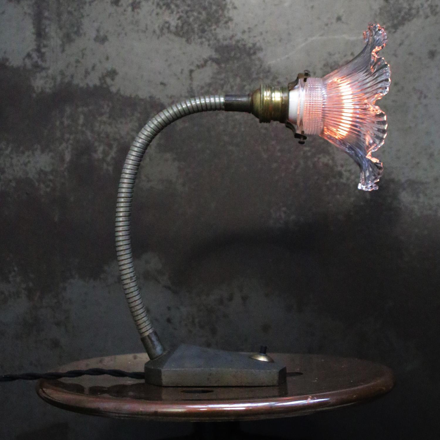Lámpara de sobremesa/escritorio francesa de vidrio holófano fundido
2,5 metros de cable negro de algodón, enchufe e interruptor

También disponible con enchufe US/UK

Precio por unidad. Todas las lámparas se han adecuado a las normas internacionales