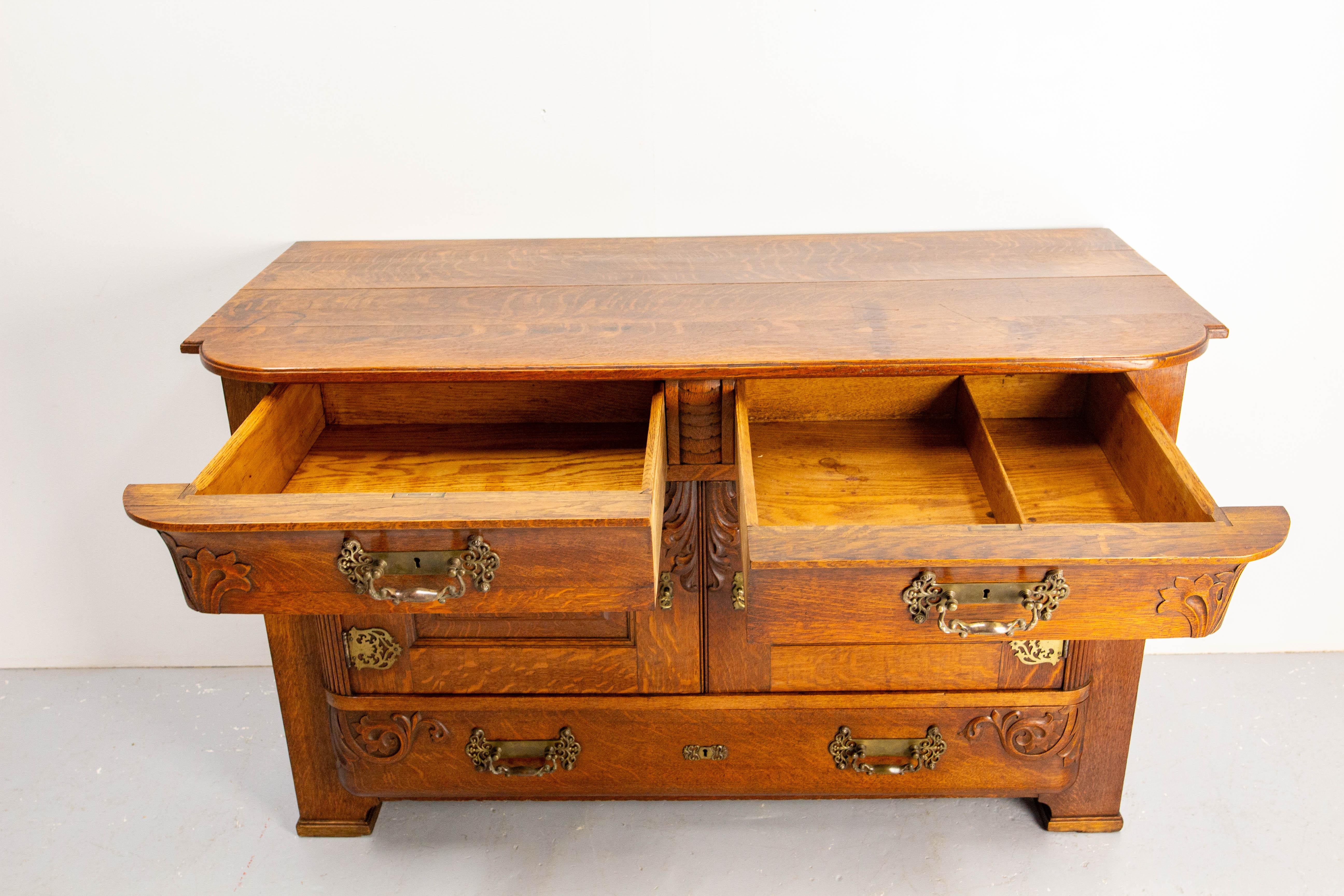 French Huge Oak & Bronze Buffet Neogothic Style Acanthus Leaves circa 1900 For Sale 2