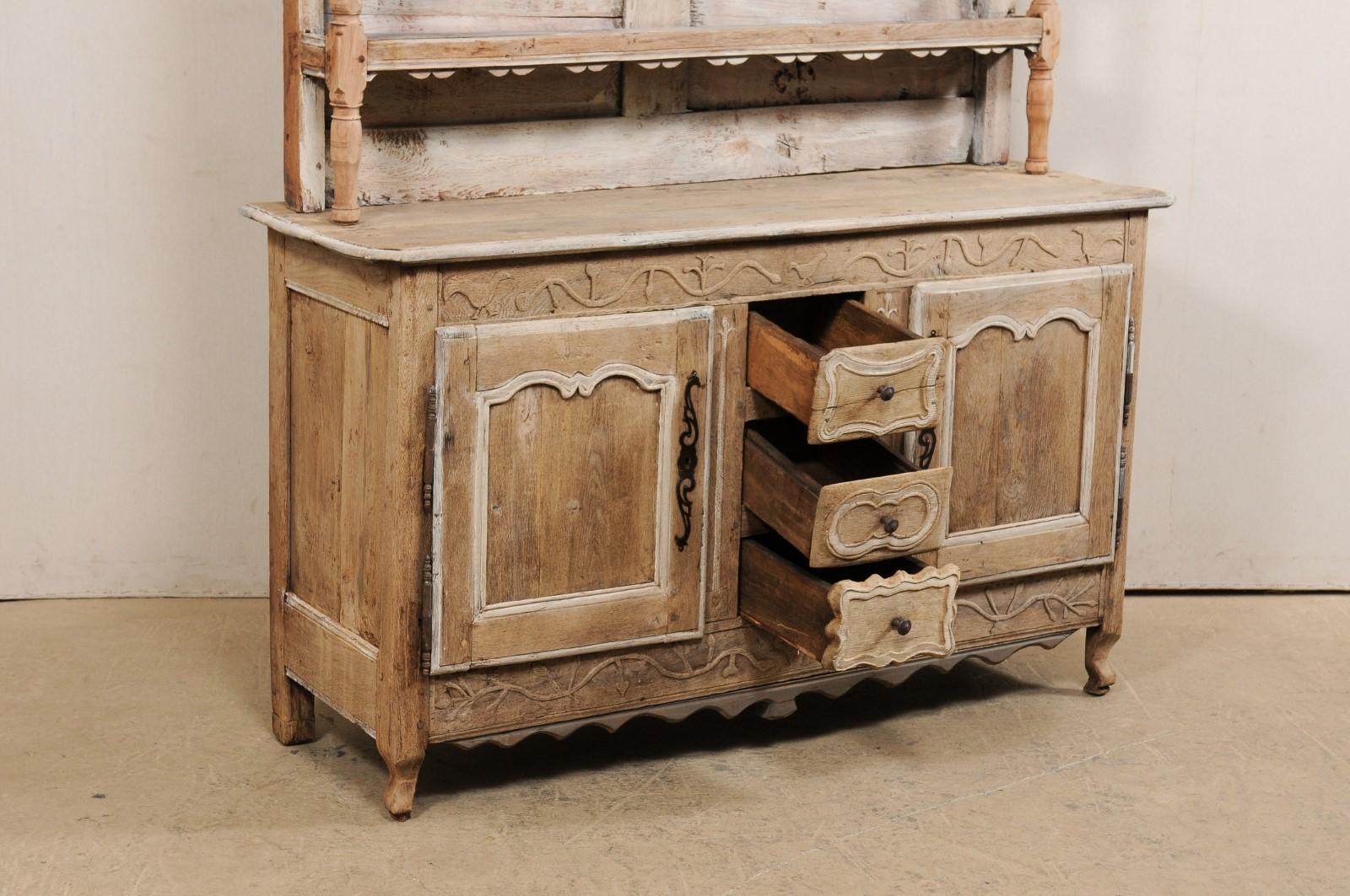 scalloped hutch