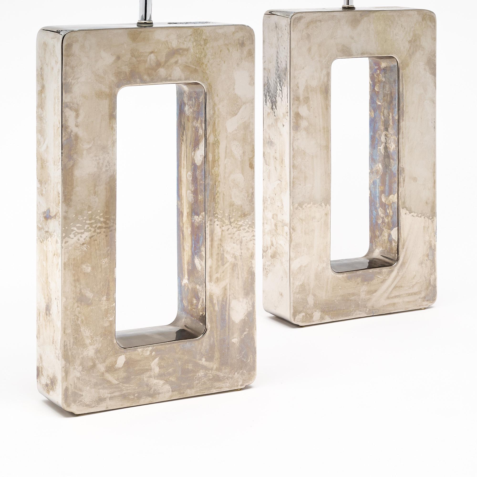 Paire de lampes provenant de Vallauris dans le sud de la France. Les lampes sont texturées avec une finition gris argenté. Les abat-jours sont inclus. Cette paire a été nouvellement câblée pour correspondre aux normes américaines et est en très bon