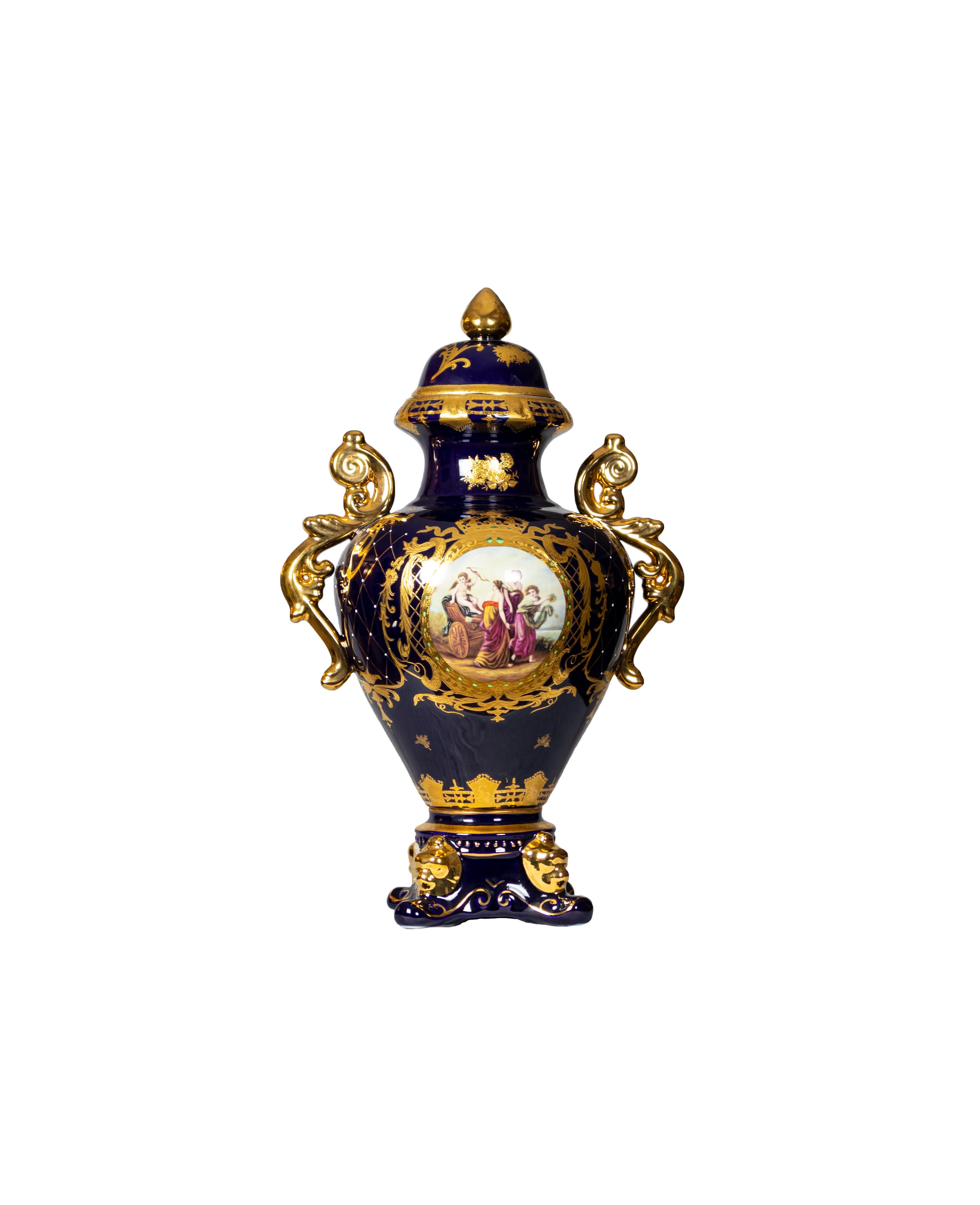 Cette amphore en porcelaine bleu indigo et or, datant du XXe siècle, témoigne du savoir-faire raffiné de Retier. 
D'une hauteur impressionnante de 63 cm, il présente une riche glaçure cobalt contrastée par des reflets dorés et une décoration