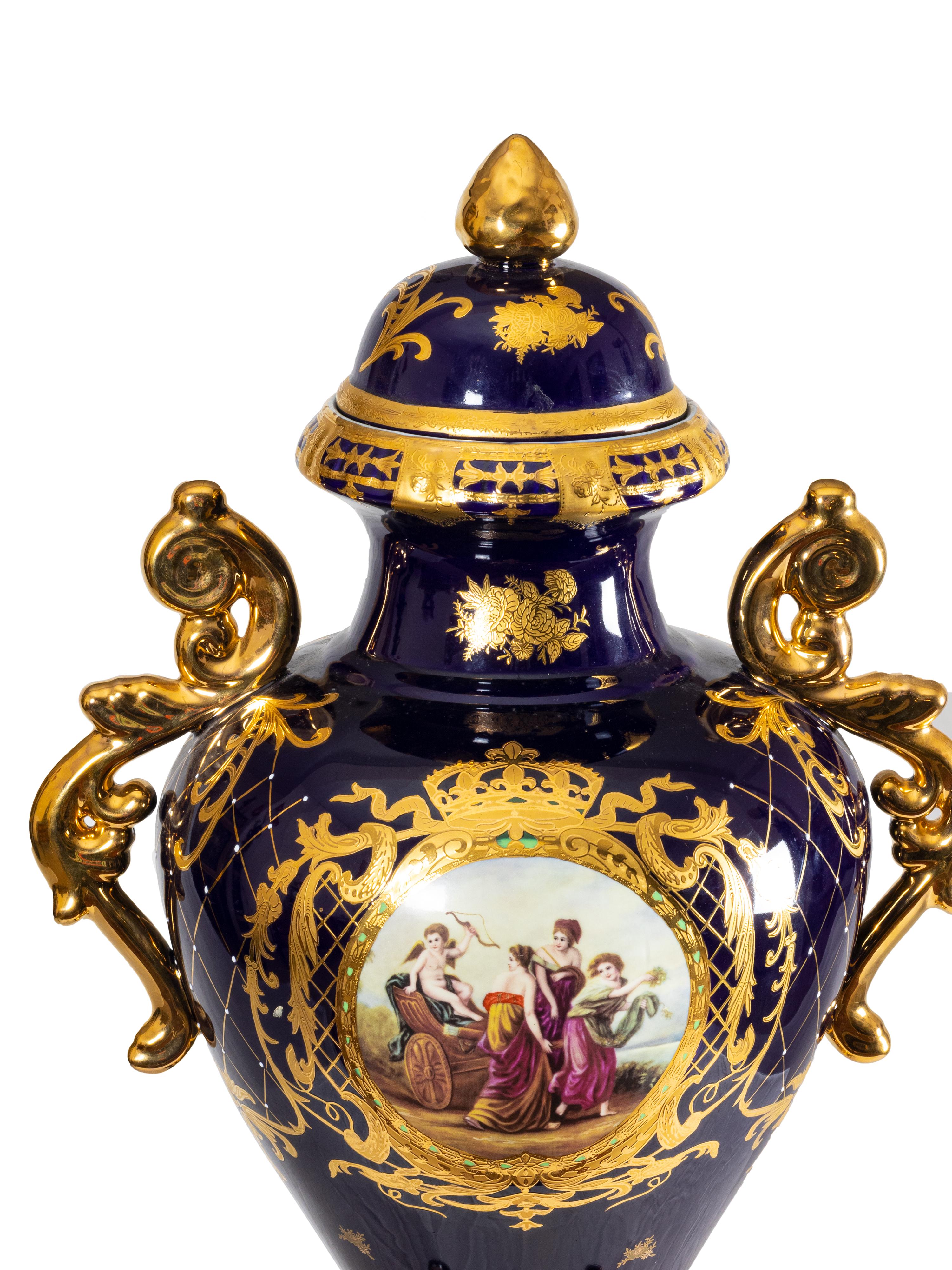 Baroque Amphore française en porcelaine bleu indigo et or, 20e siècle en vente