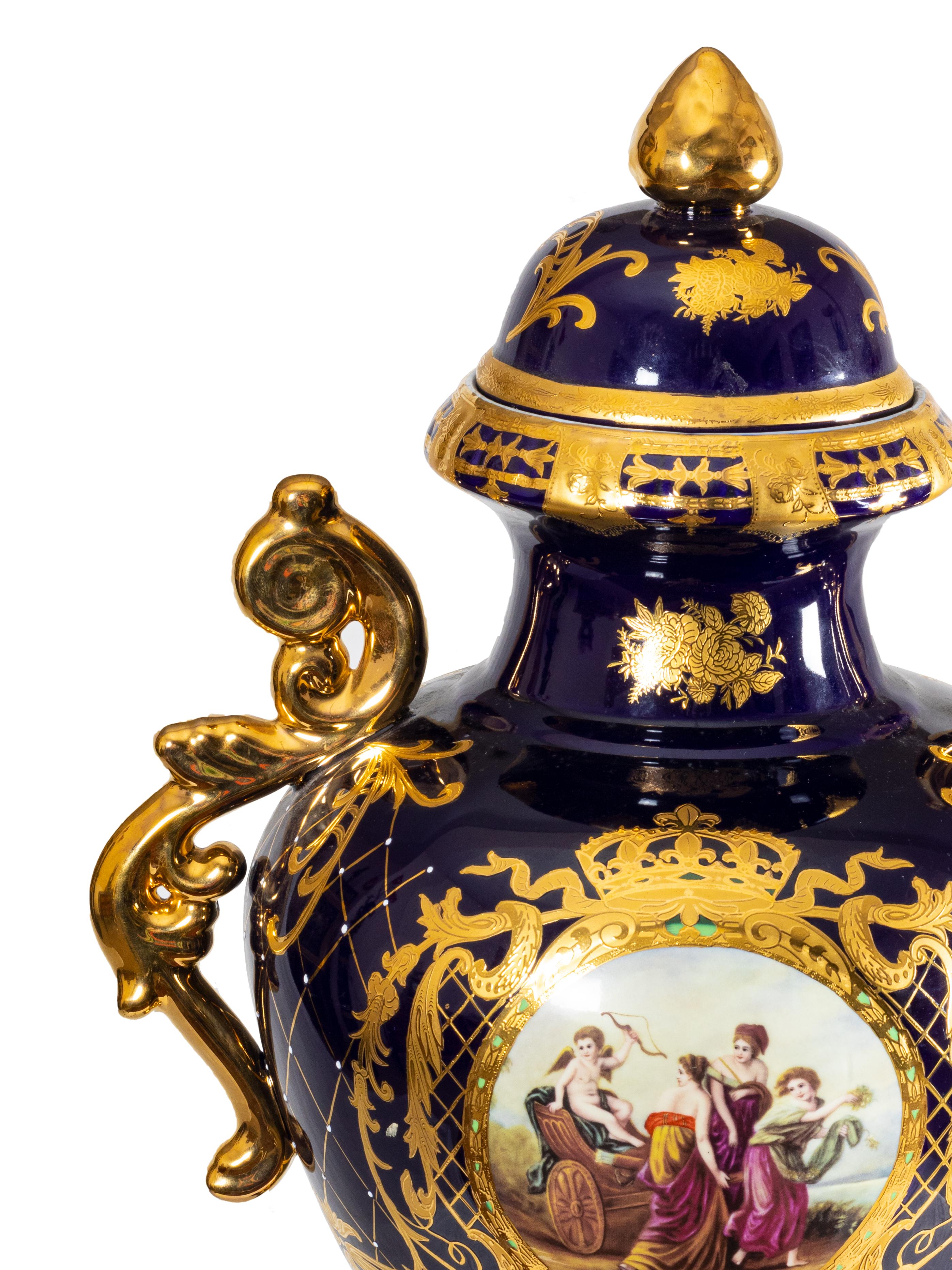 Français Amphore française en porcelaine bleu indigo et or, 20e siècle en vente