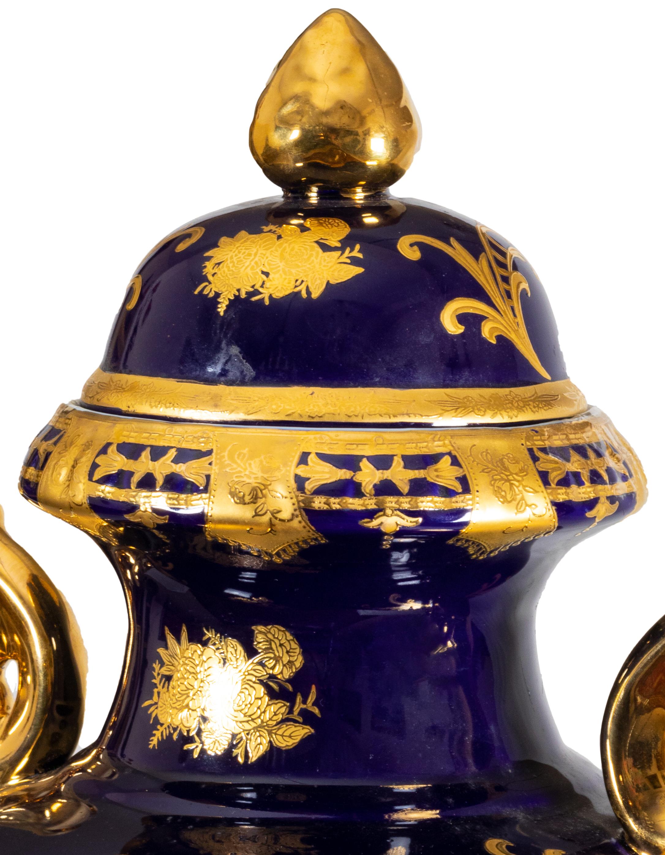 Peint Amphore française en porcelaine bleu indigo et or, 20e siècle en vente