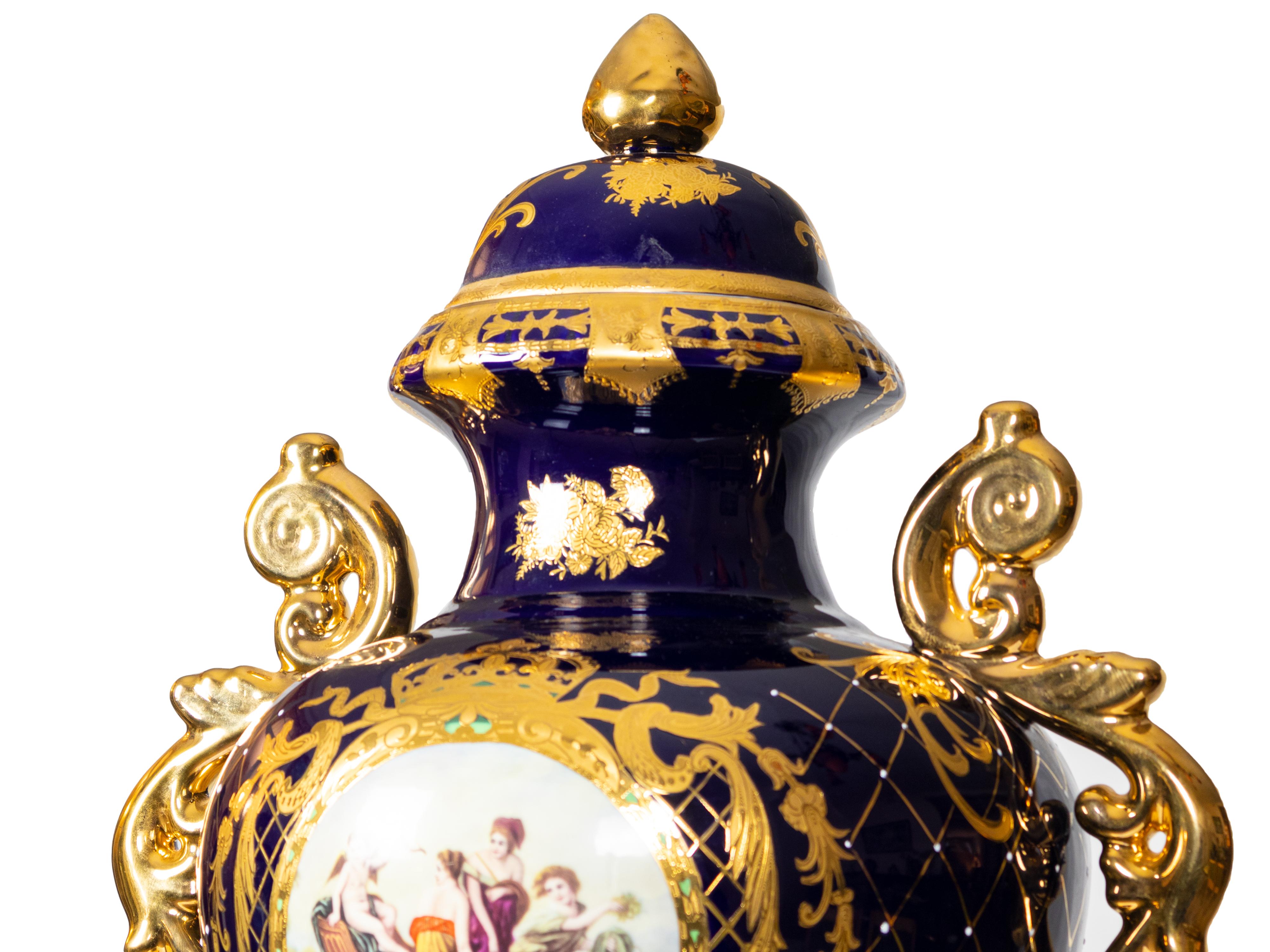 20ième siècle Amphore française en porcelaine bleu indigo et or, 20e siècle en vente