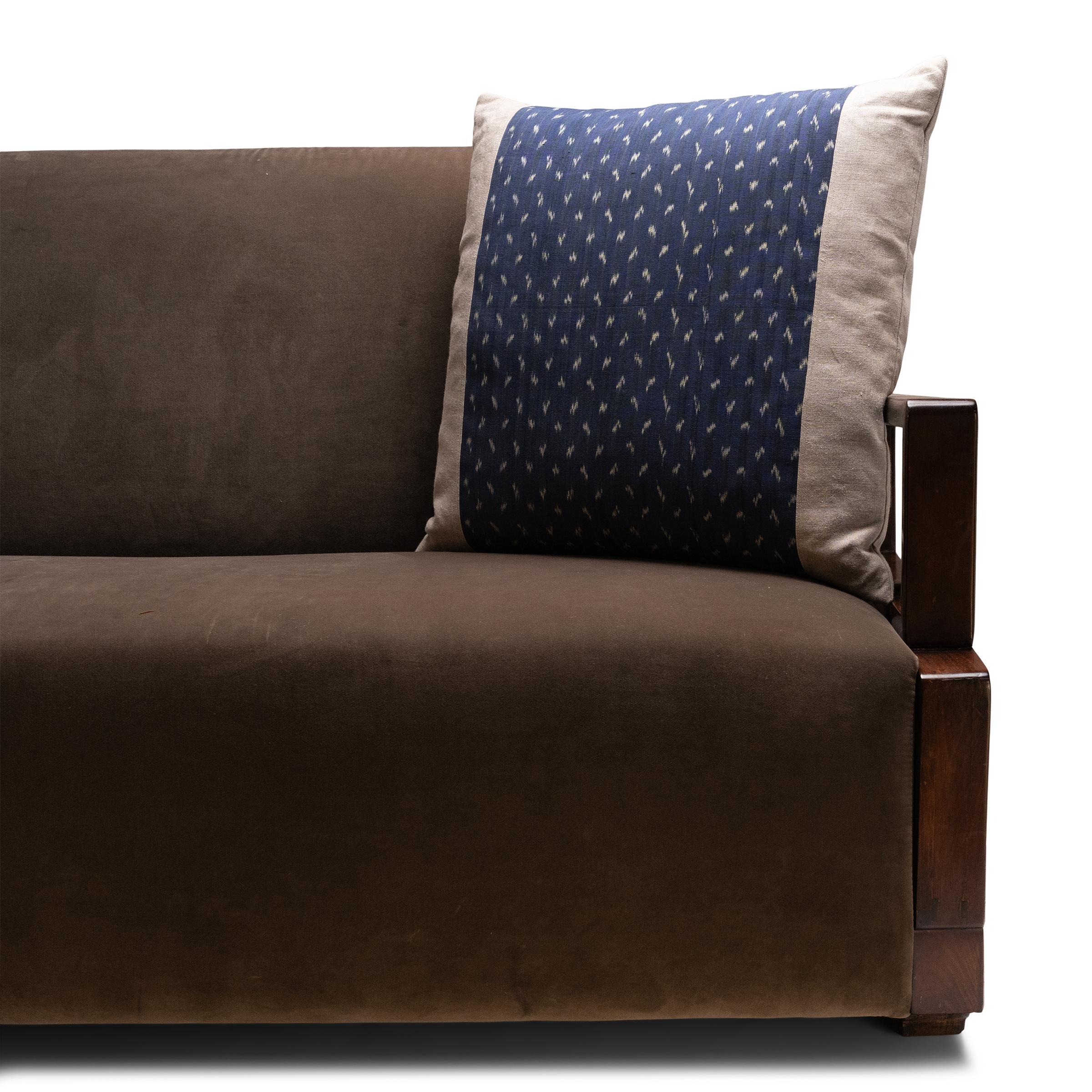 Ce coussin artisanal a été conçu par une artiste locale de Chicago et historienne du textile qui réutilise avec amour les tissus, vêtements et fragments de broderie vintage qu'elle collectionne au cours de ses voyages. Rempli de duvet et doublé de