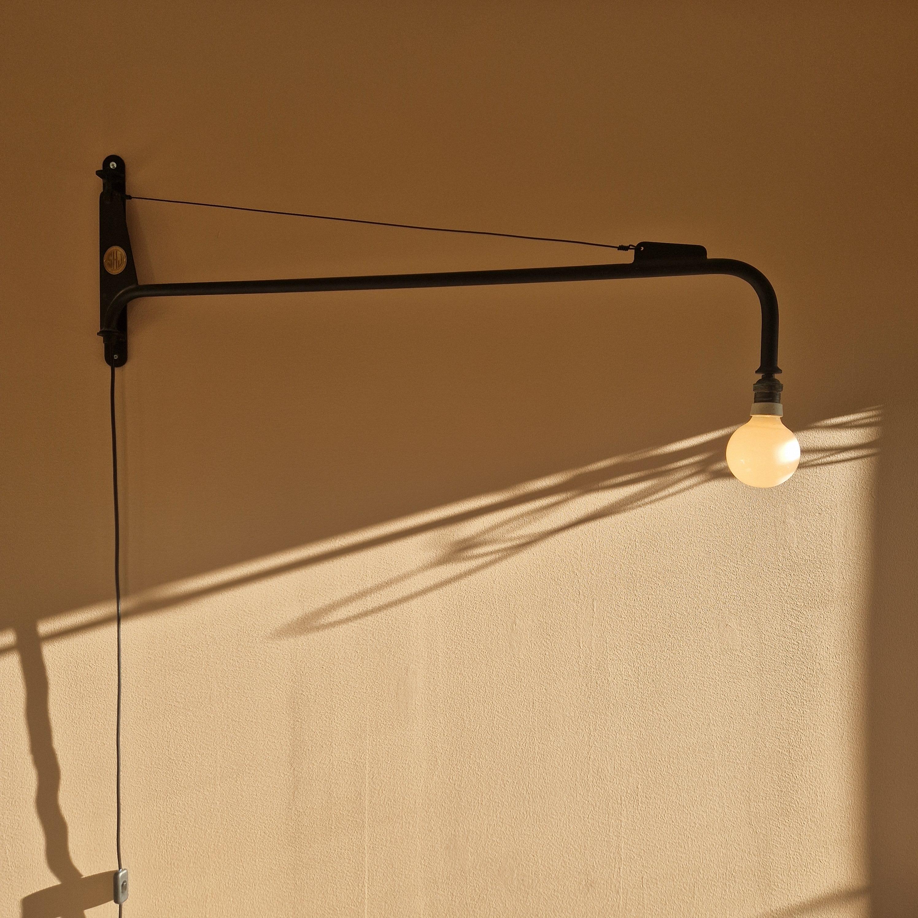 Lámpara industrial del siglo XX. Al estilo del icónico  Aplique de pared petite potence de Jean Prouvé.

Gran condición. Cableado nuevo.