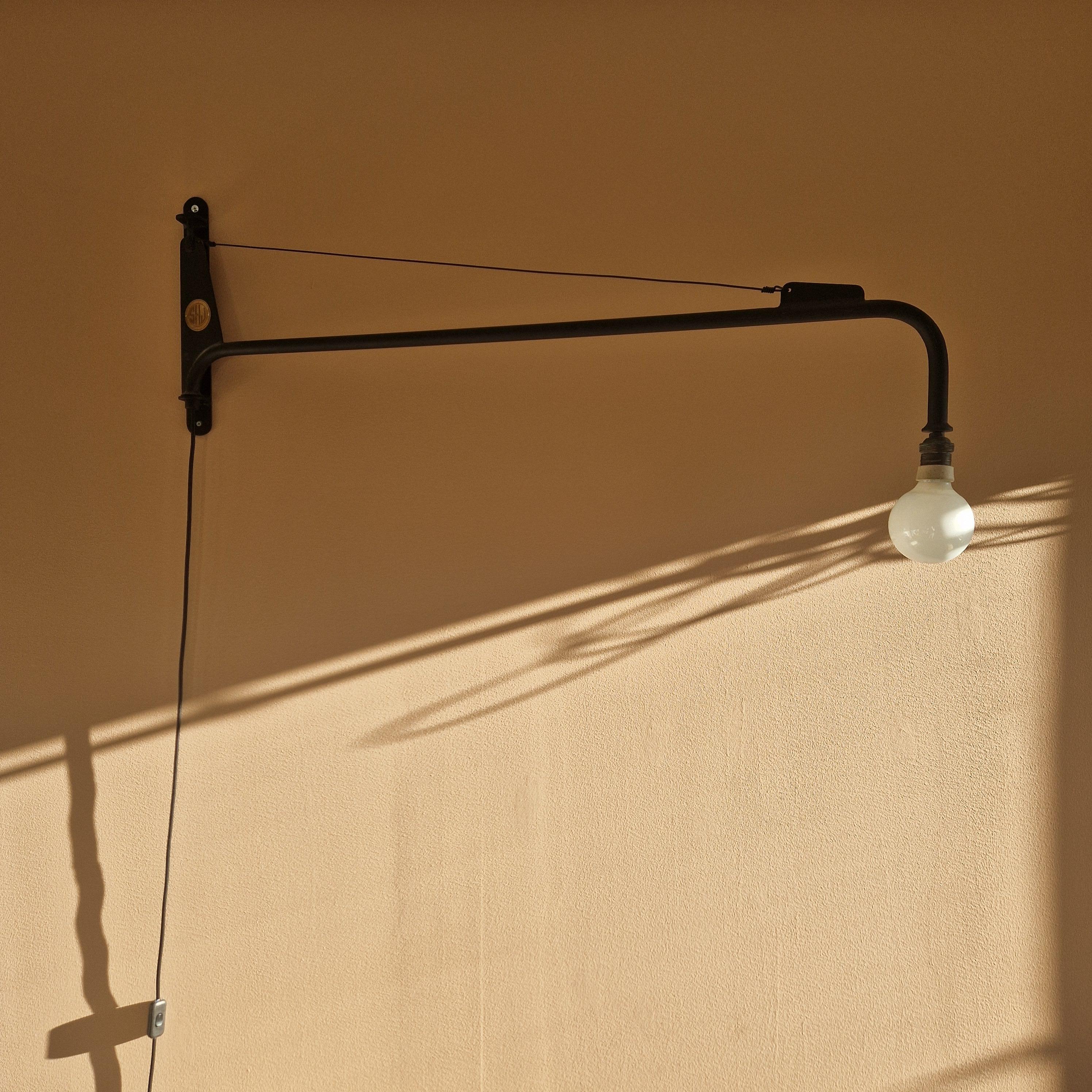 Aplique de pared francés Industrail, Al estilo de Jean Prouvé, Siglo XX Industrial en venta