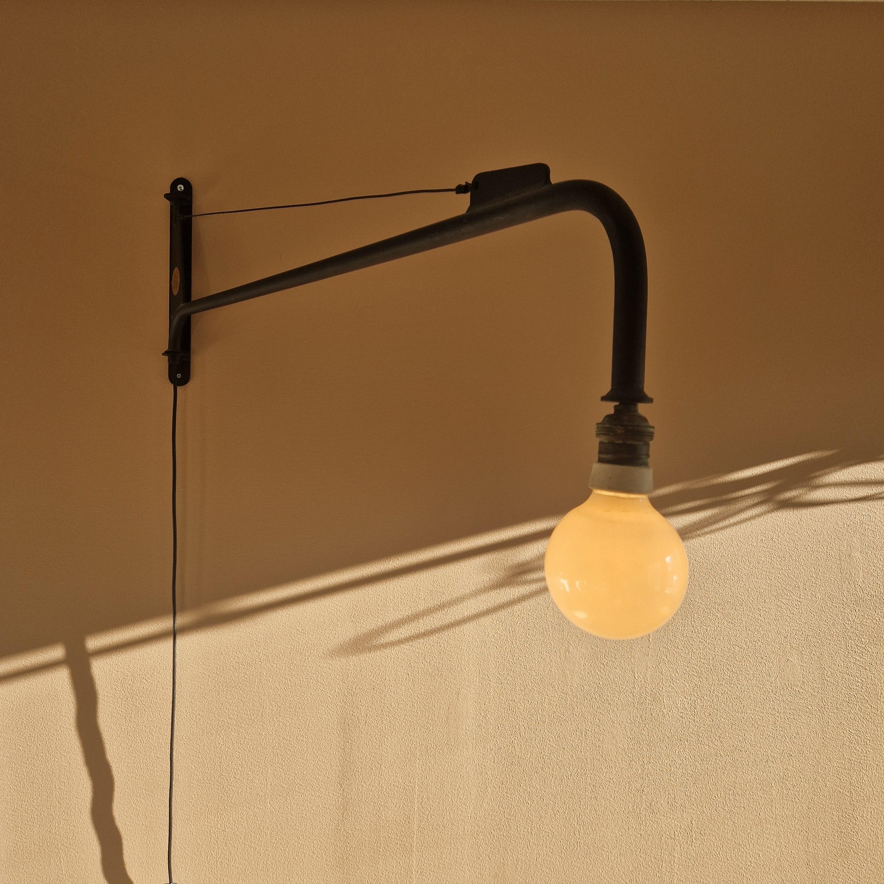 Aplique de pared francés Industrail, Al estilo de Jean Prouvé, Siglo XX Francés en venta