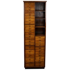 Armoire d'apothicaire/horlogerie industrielle française en hêtre, milieu du 20ème siècle