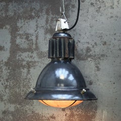 Lampada a sospensione industriale francese in vetro trasparente e smalto nero