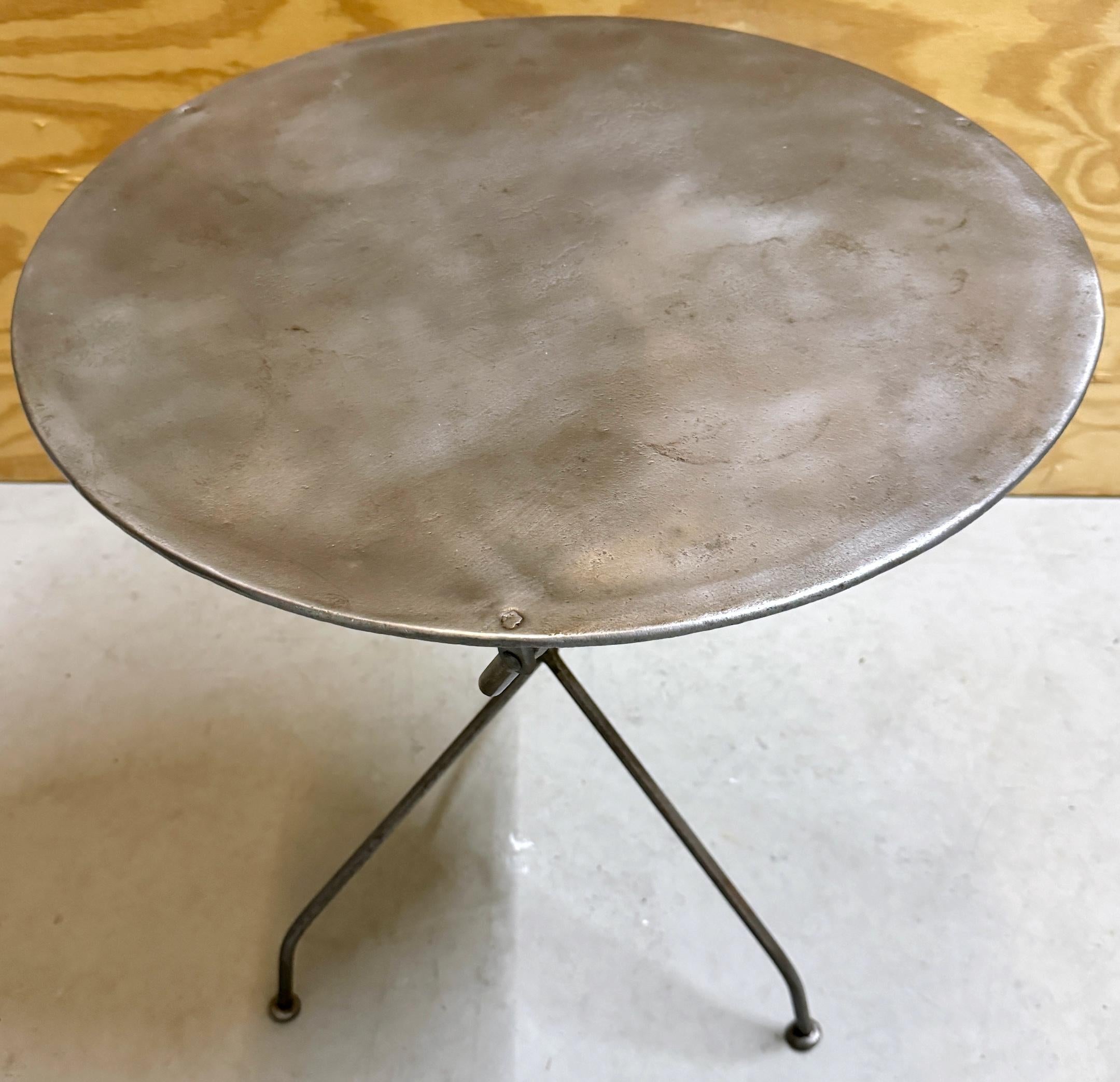 Campagne Table de bistrot, de guéridon ou d'appoint en fer démontable, de style industriel français Campaigner
