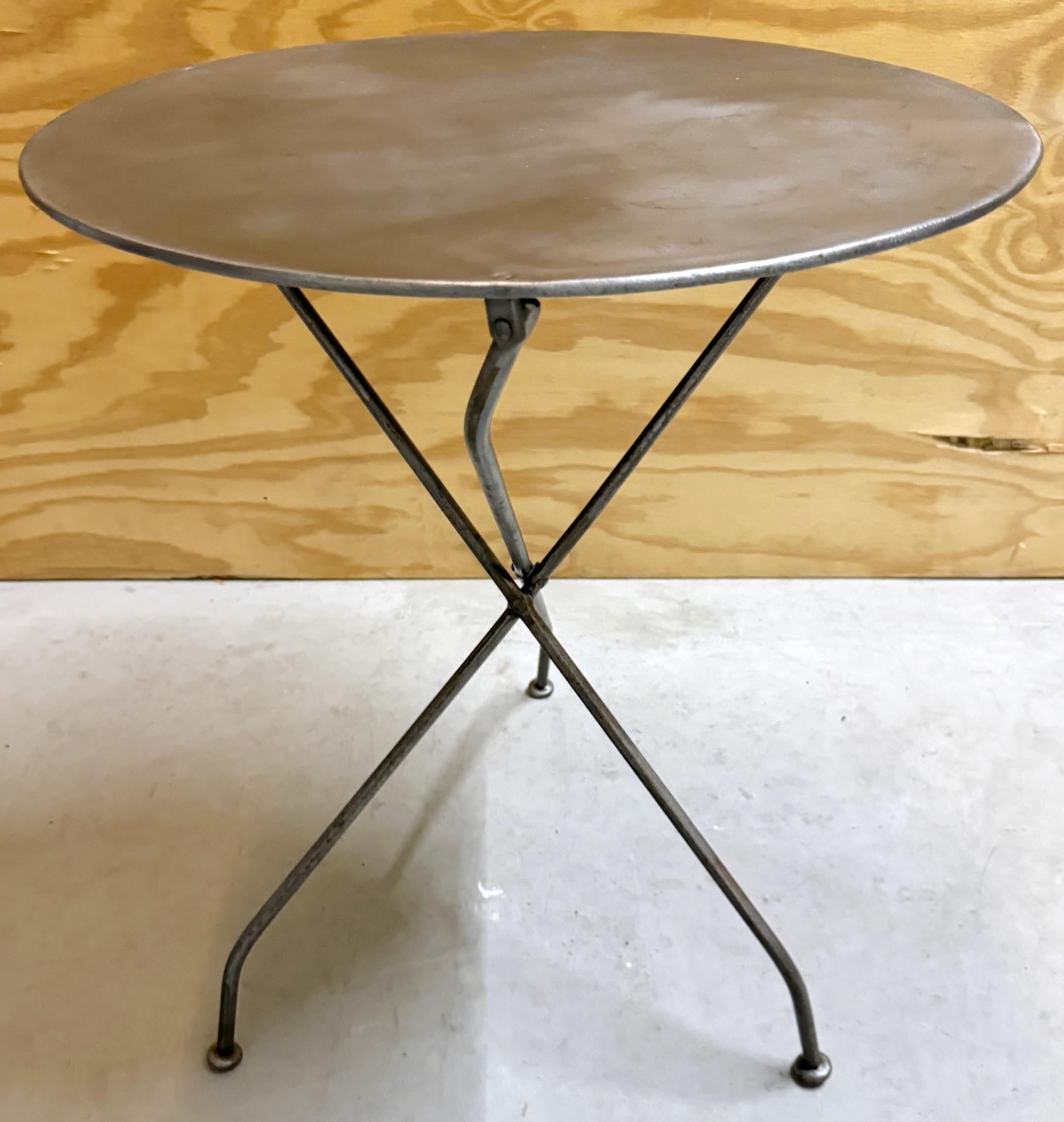 Patiné Table de bistrot, de guéridon ou d'appoint en fer démontable, de style industriel français Campaigner