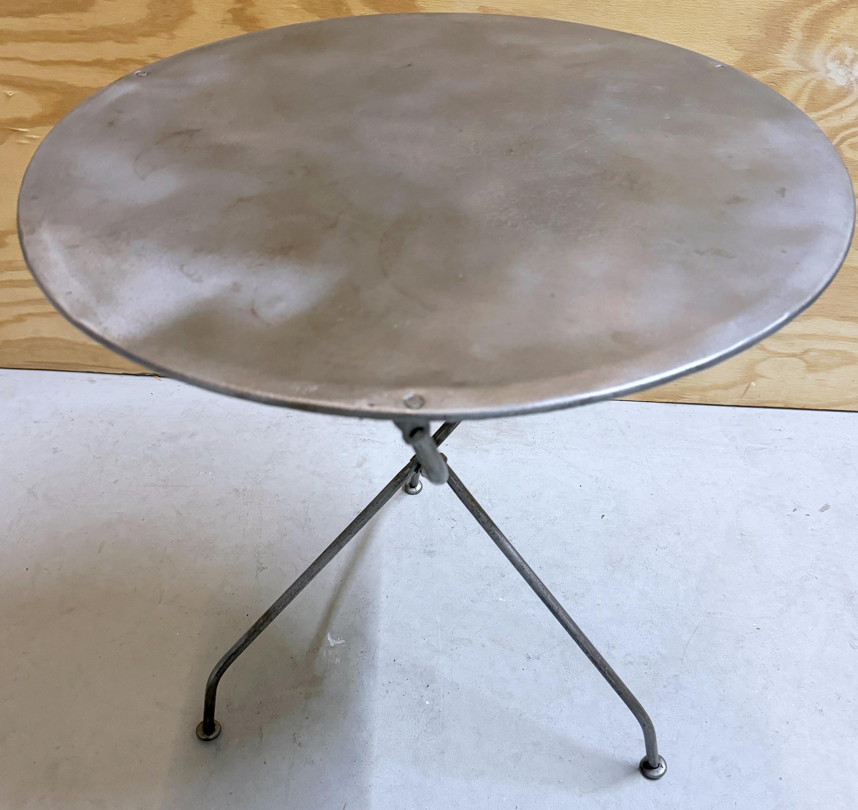 Table de bistrot, de guéridon ou d'appoint en fer démontable, de style industriel français Campaigner Bon état à West Palm Beach, FL