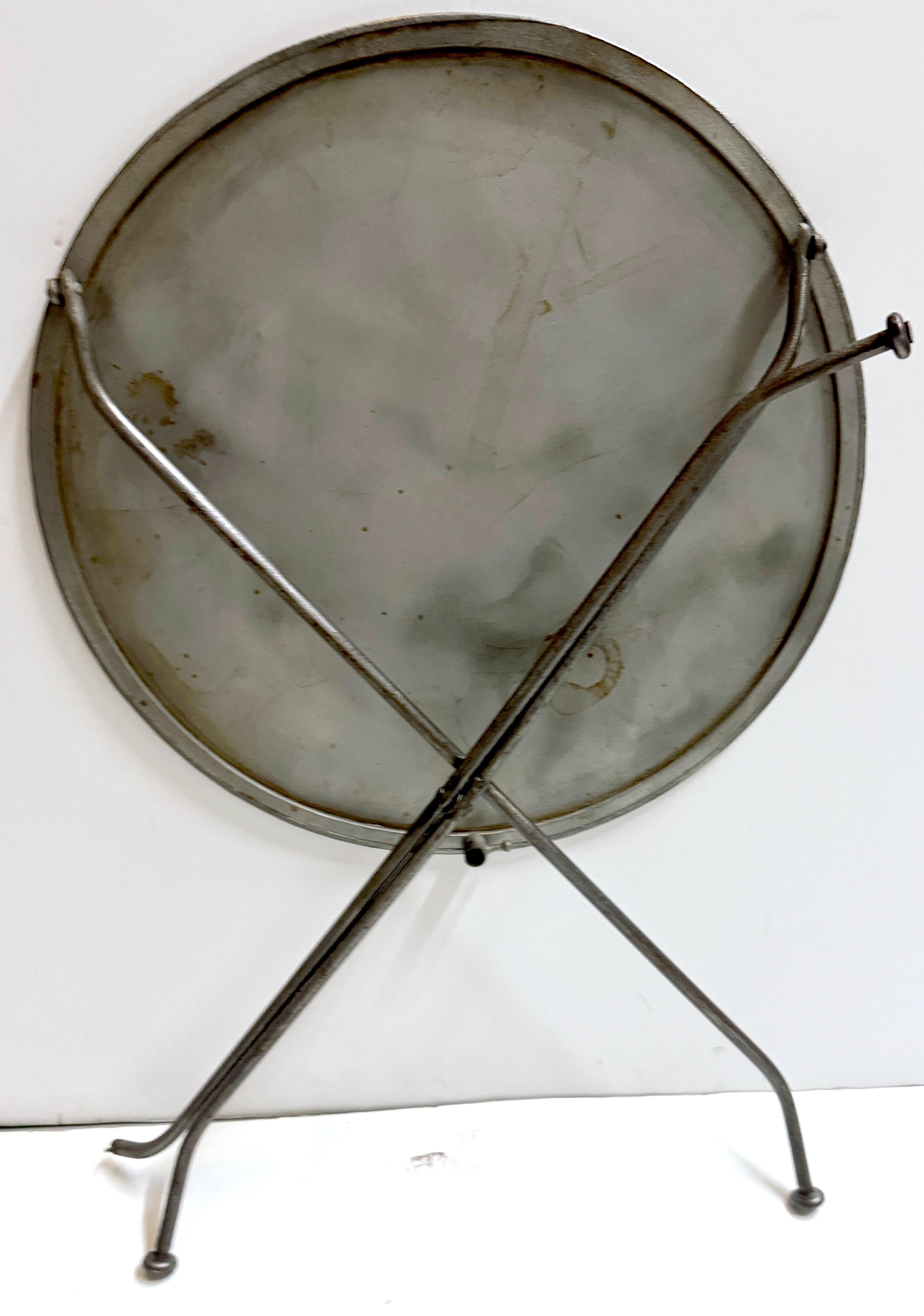 20ième siècle Table de bistrot, de guéridon ou d'appoint en fer démontable, de style industriel français Campaigner